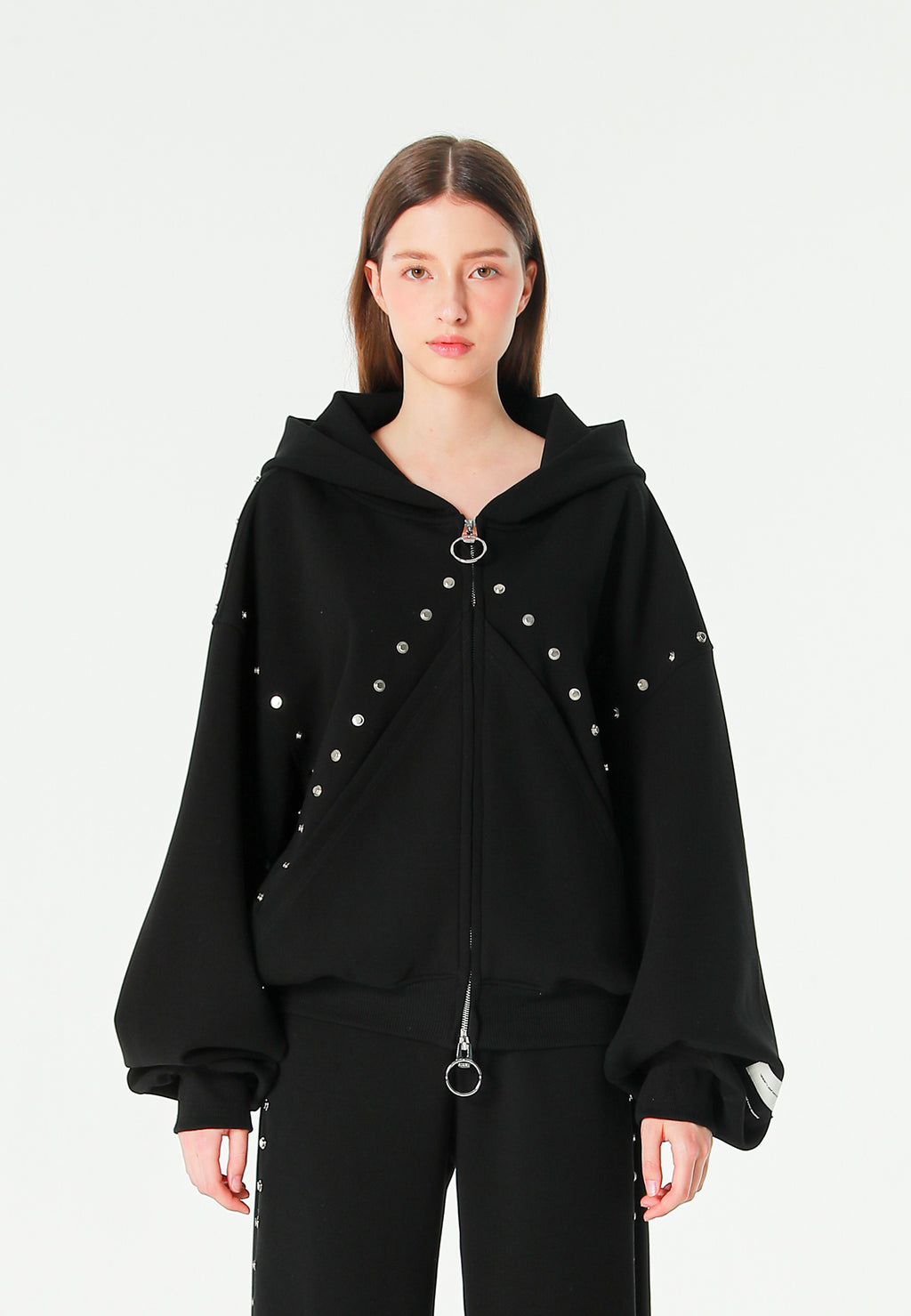 Sudadera con capucha, cremallera frontal, mangas globo y tachuelas metálicas | MWM [PS_COLORS:BLACK]