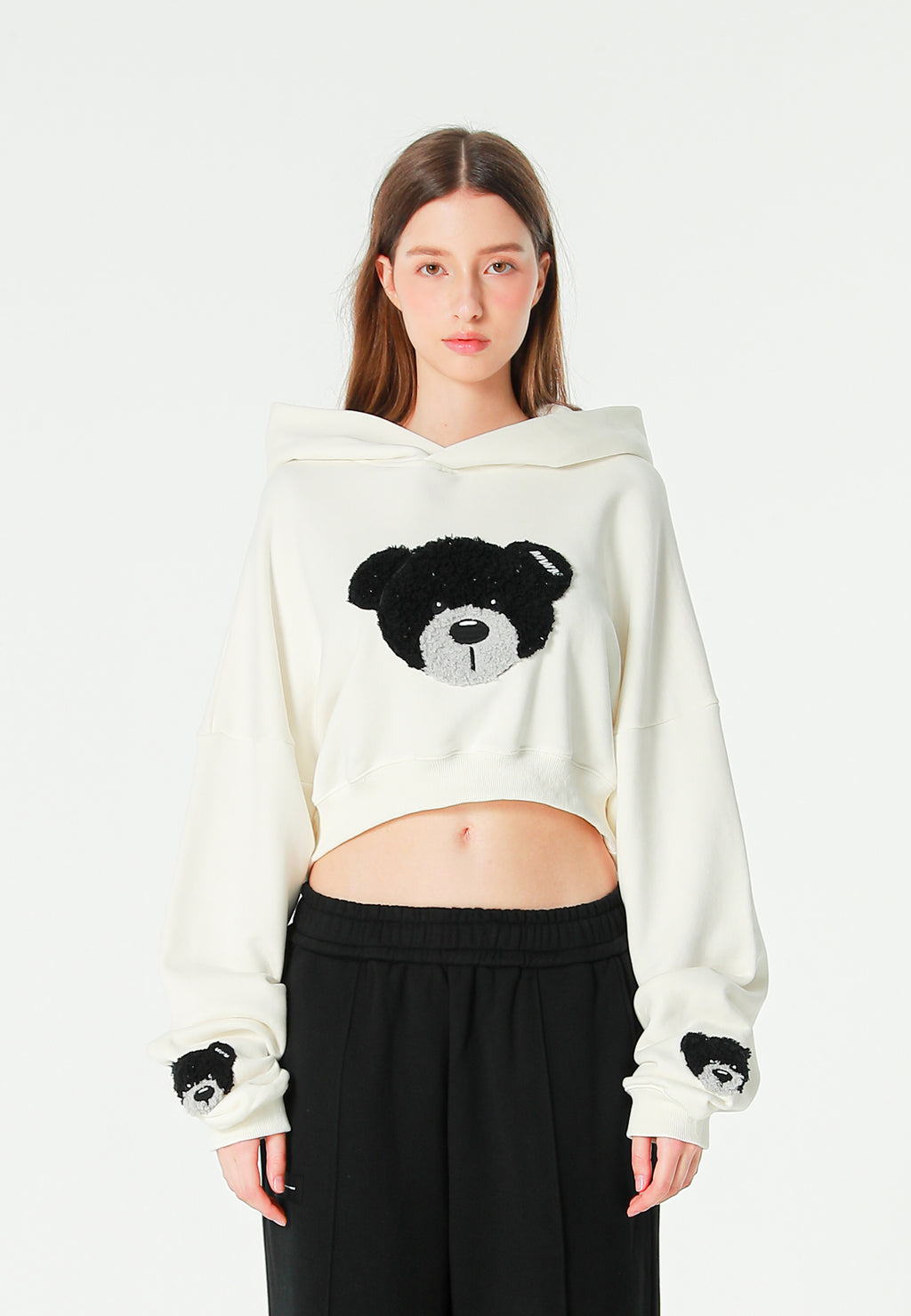 Sudadera corta con capucha de mujer TEDDY Mike Bag con gran parche frontal y detalles en mangas | MWM [PS_COLORS:WHITE]