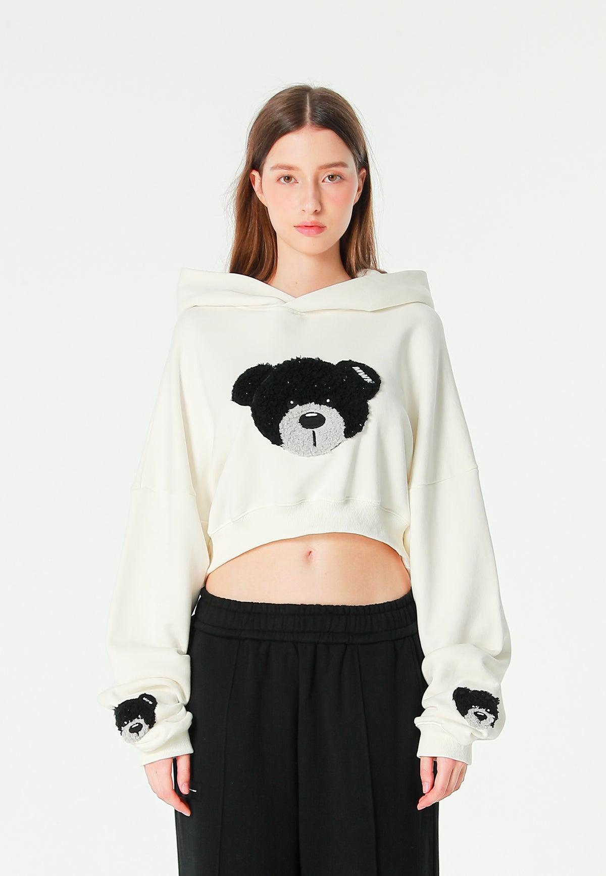 Sudadera corta con capucha de mujer TEDDY Mike Bag con gran parche frontal y detalles en mangas | MWM [PS_COLORS:WHITE]
