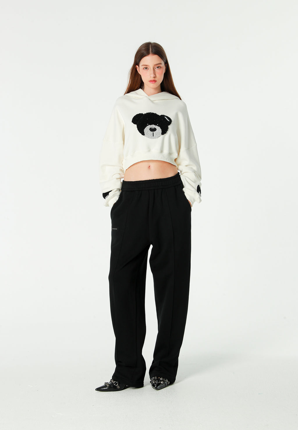 Sudadera corta con capucha de mujer TEDDY Mike Bag con gran parche frontal y detalles en mangas | MWM [PS_COLORS:WHITE]