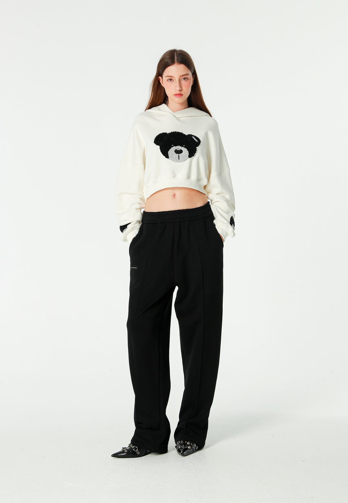 Sudadera corta con capucha de mujer TEDDY Mike Bag con gran parche frontal y detalles en mangas | MWM [PS_COLORS:WHITE]