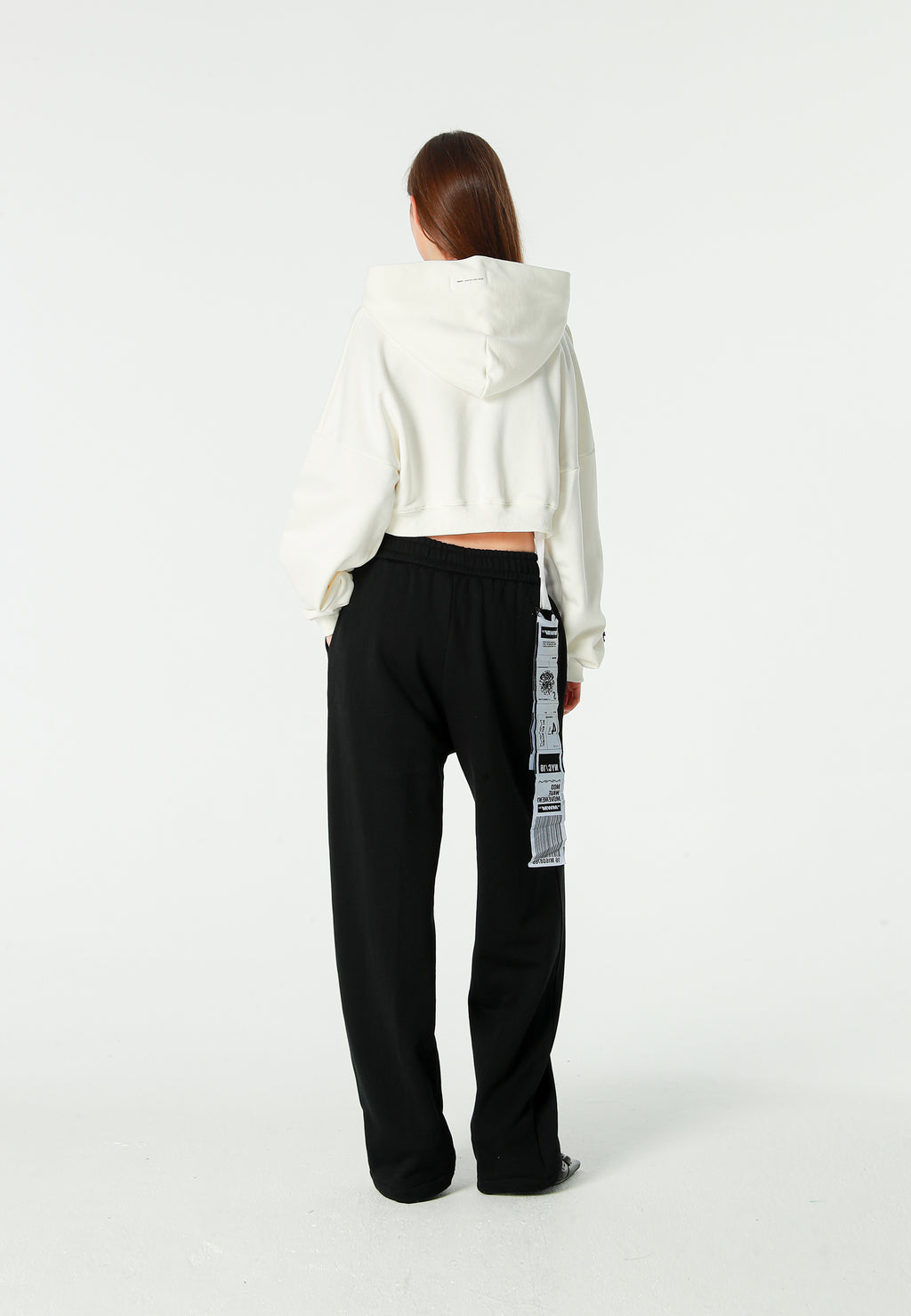 Sudadera corta con capucha de mujer TEDDY Mike Bag con gran parche frontal y detalles en mangas | MWM [PS_COLORS:WHITE]