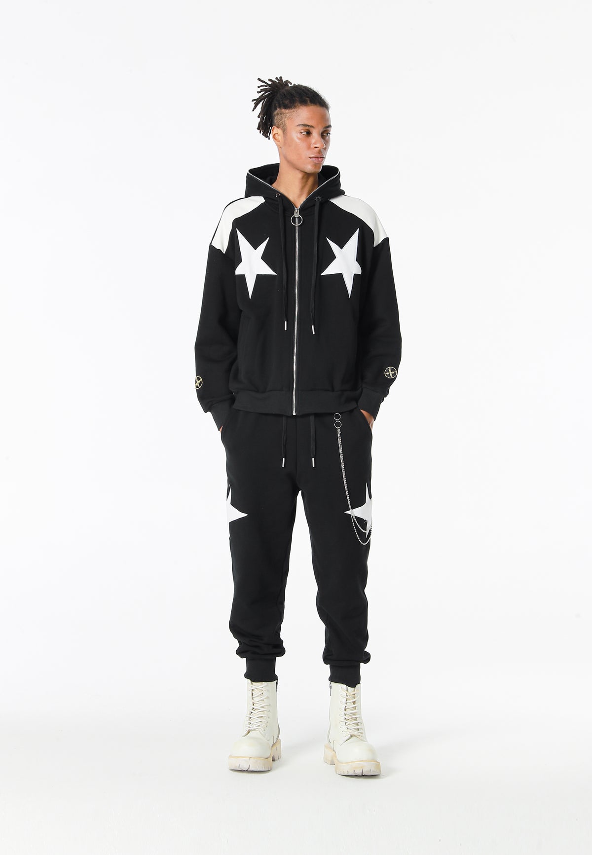 Sudadera con capucha Wings de corte relajado con estrellas frontales y alas en la espalda | MWM [PS_COLORS:BLACK]