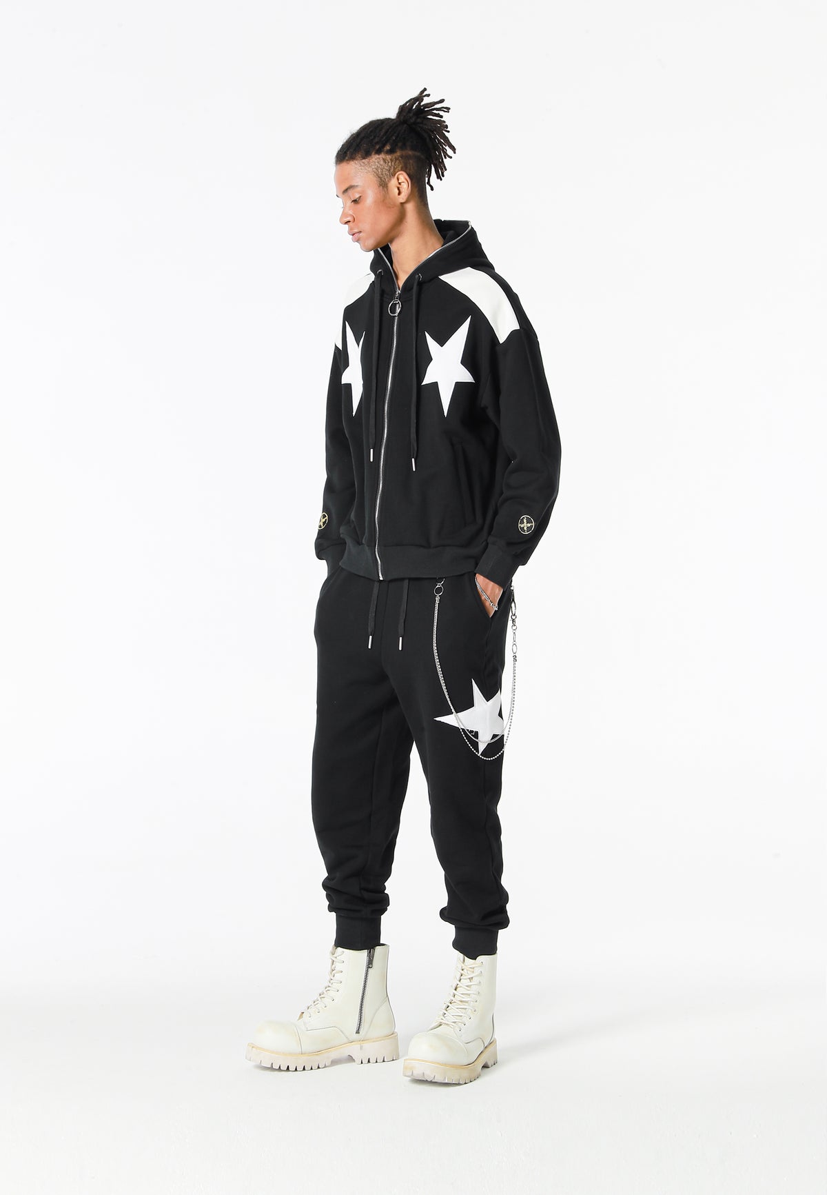 Sudadera con capucha Wings de corte relajado con estrellas frontales y alas en la espalda | MWM [PS_COLORS:BLACK]