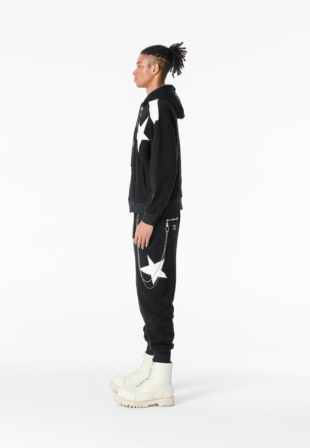 Sudadera con capucha Wings de corte relajado con estrellas frontales y alas en la espalda | MWM [PS_COLORS:BLACK]
