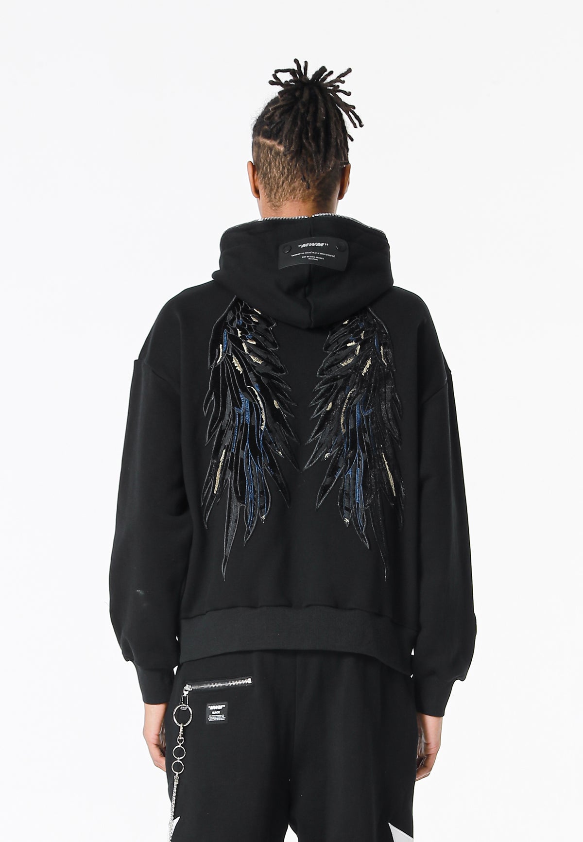 Sudadera con capucha Wings de corte relajado con estrellas frontales y alas en la espalda | MWM [PS_COLORS:BLACK]