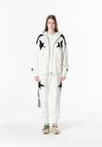 Sudadera con capucha Wings de corte relajado con estrellas frontales y alas en la espalda | MWM [PS_COLORS:WHITE]