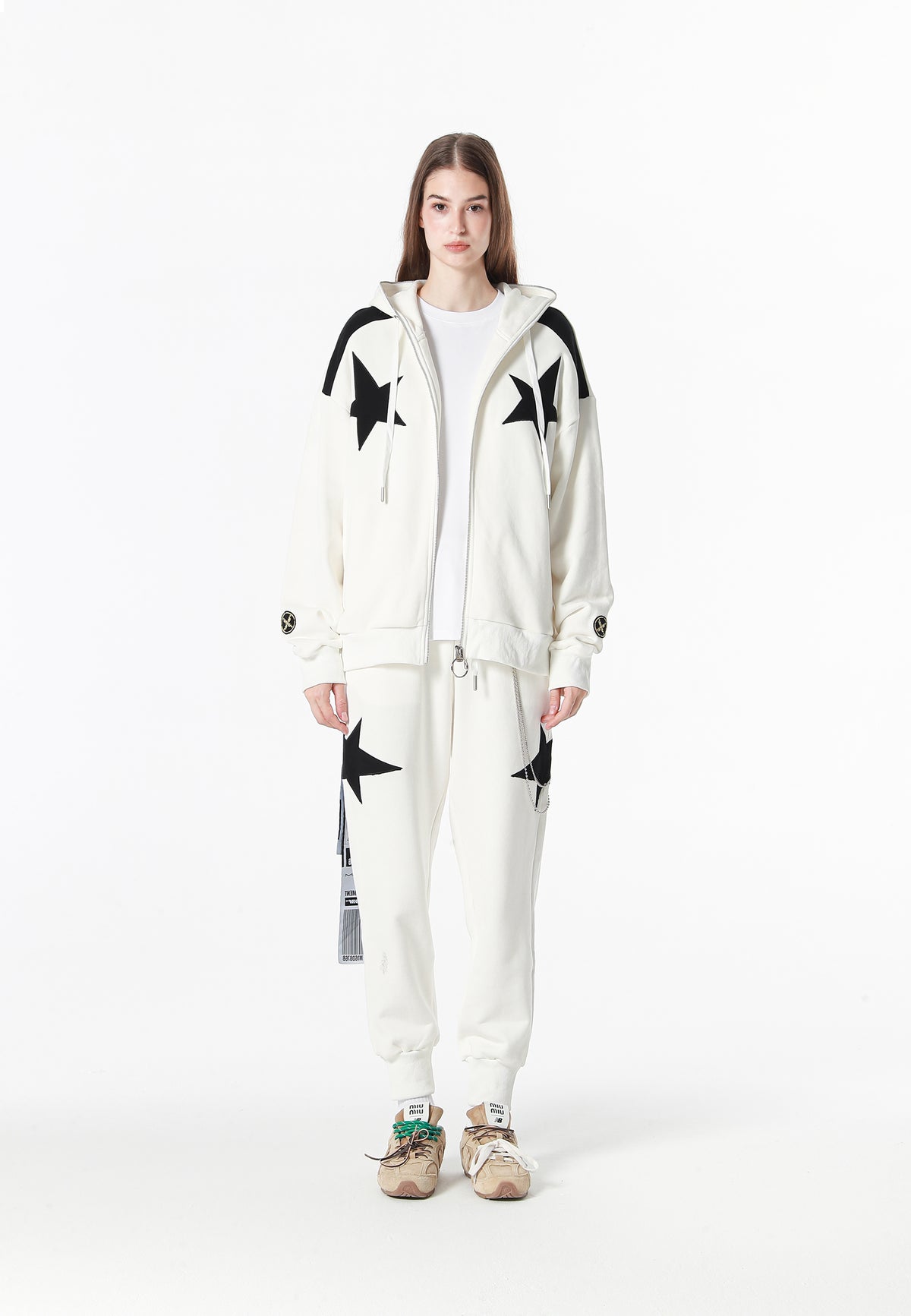 Sudadera con capucha Wings de corte relajado con estrellas frontales y alas en la espalda | MWM [PS_COLORS:WHITE]