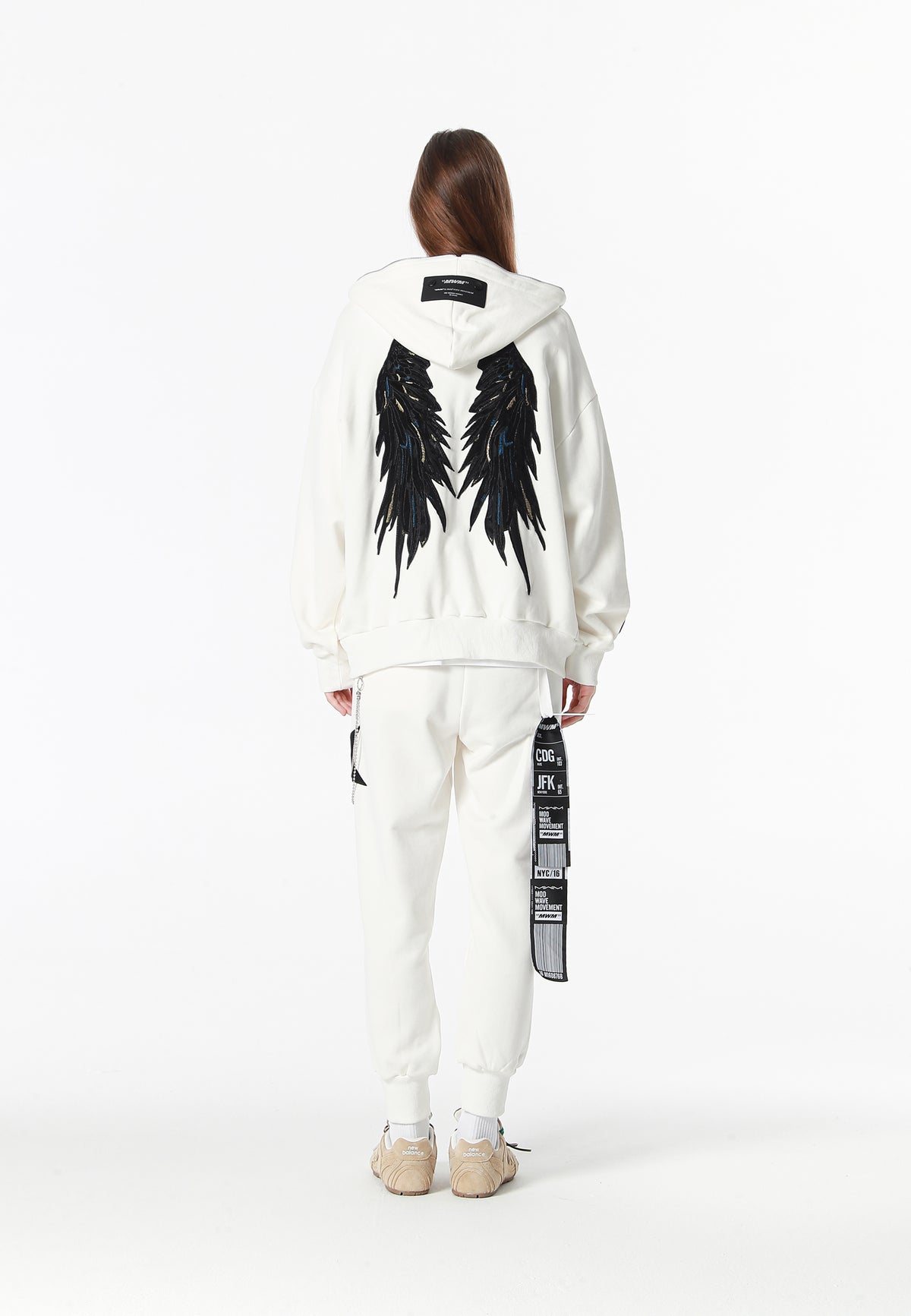 Sudadera con capucha Wings de corte relajado con estrellas frontales y alas en la espalda | MWM [PS_COLORS:WHITE]