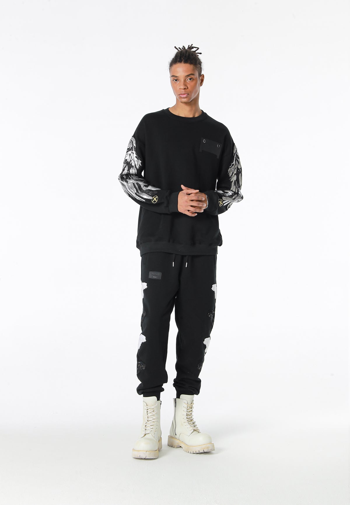 Sudadera Wings de corte relajado con alas de tachuelas en hombros y mangas | MWM [PS_COLORS:BLACK]