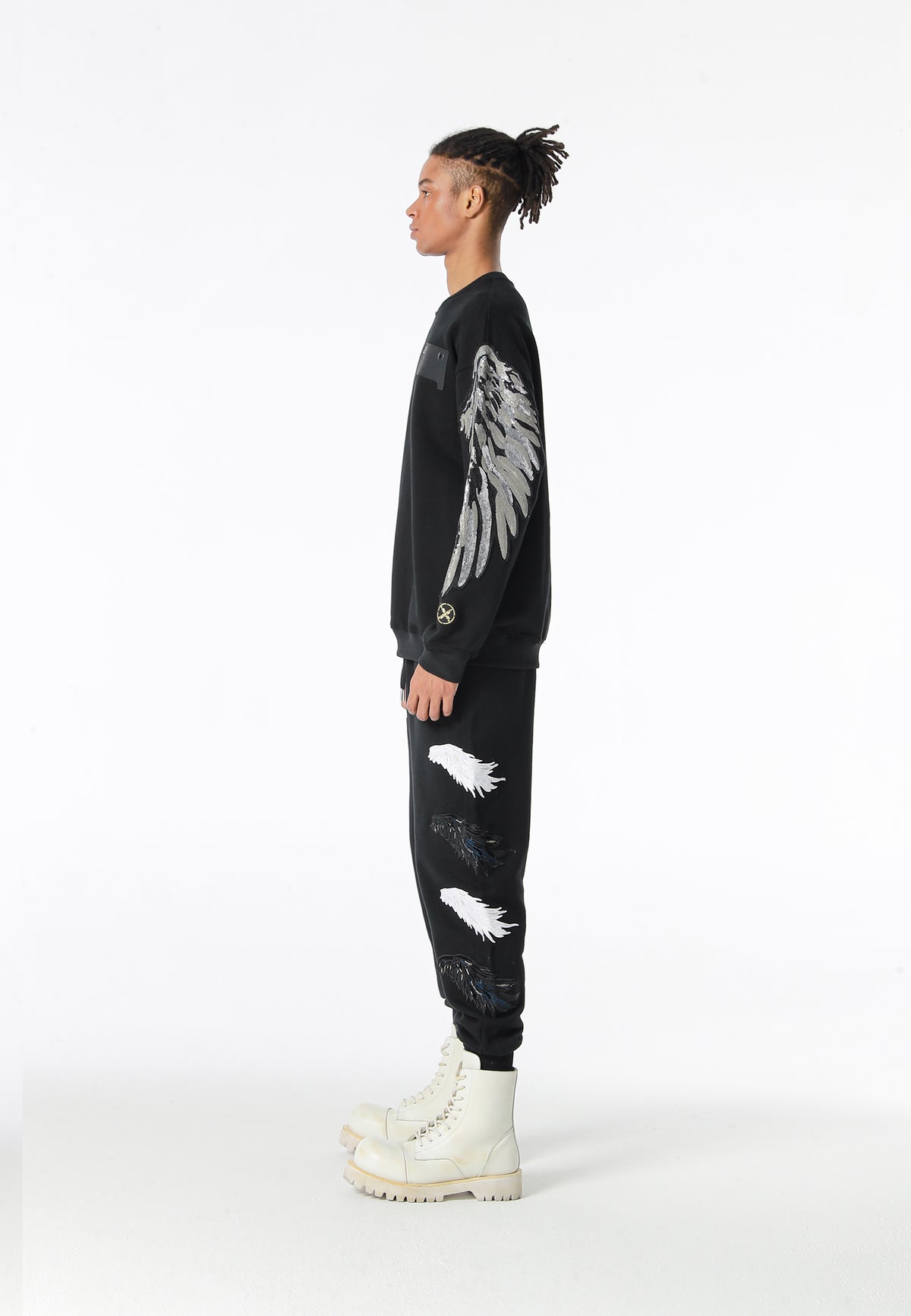 Sudadera Wings de corte relajado con alas de tachuelas en hombros y mangas | MWM [PS_COLORS:BLACK]