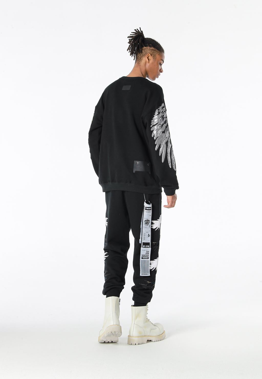 Sudadera Wings de corte relajado con alas de tachuelas en hombros y mangas | MWM [PS_COLORS:BLACK]
