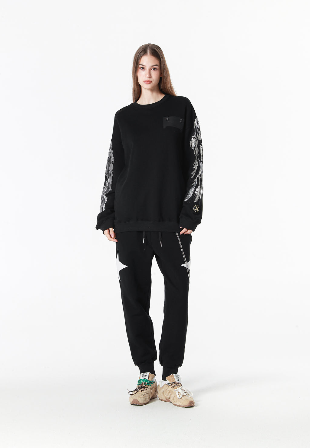 Sudadera Wings de corte relajado con alas de tachuelas en hombros y mangas | MWM [PS_COLORS:BLACK]