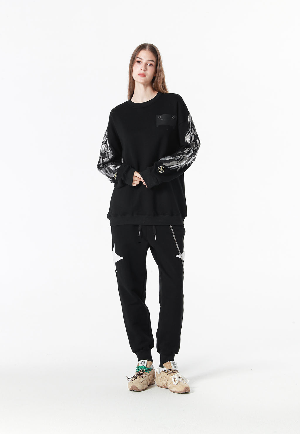 Sudadera Wings de corte relajado con alas de tachuelas en hombros y mangas | MWM [PS_COLORS:BLACK]