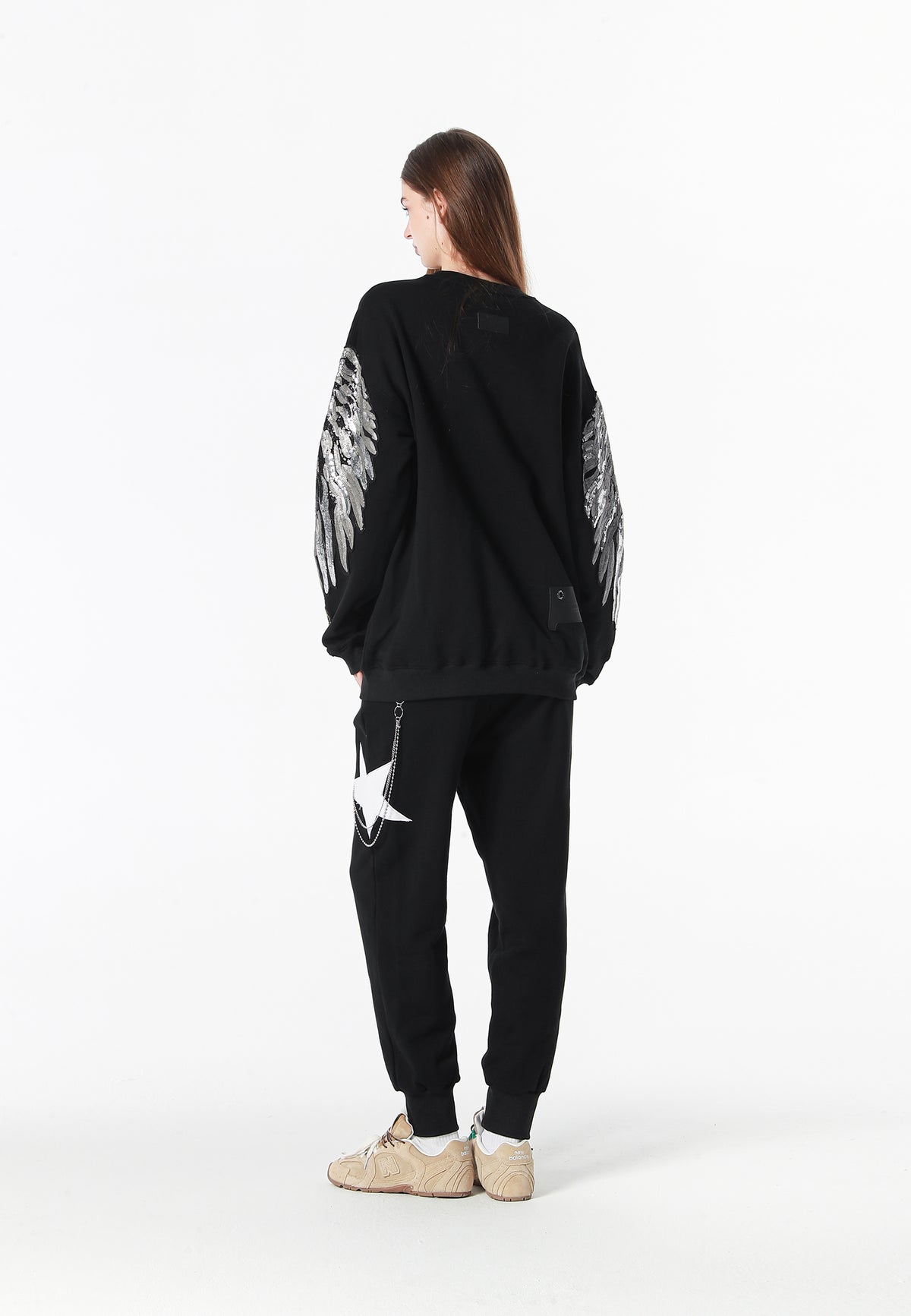 Sudadera Wings de corte relajado con alas de tachuelas en hombros y mangas | MWM [PS_COLORS:BLACK]
