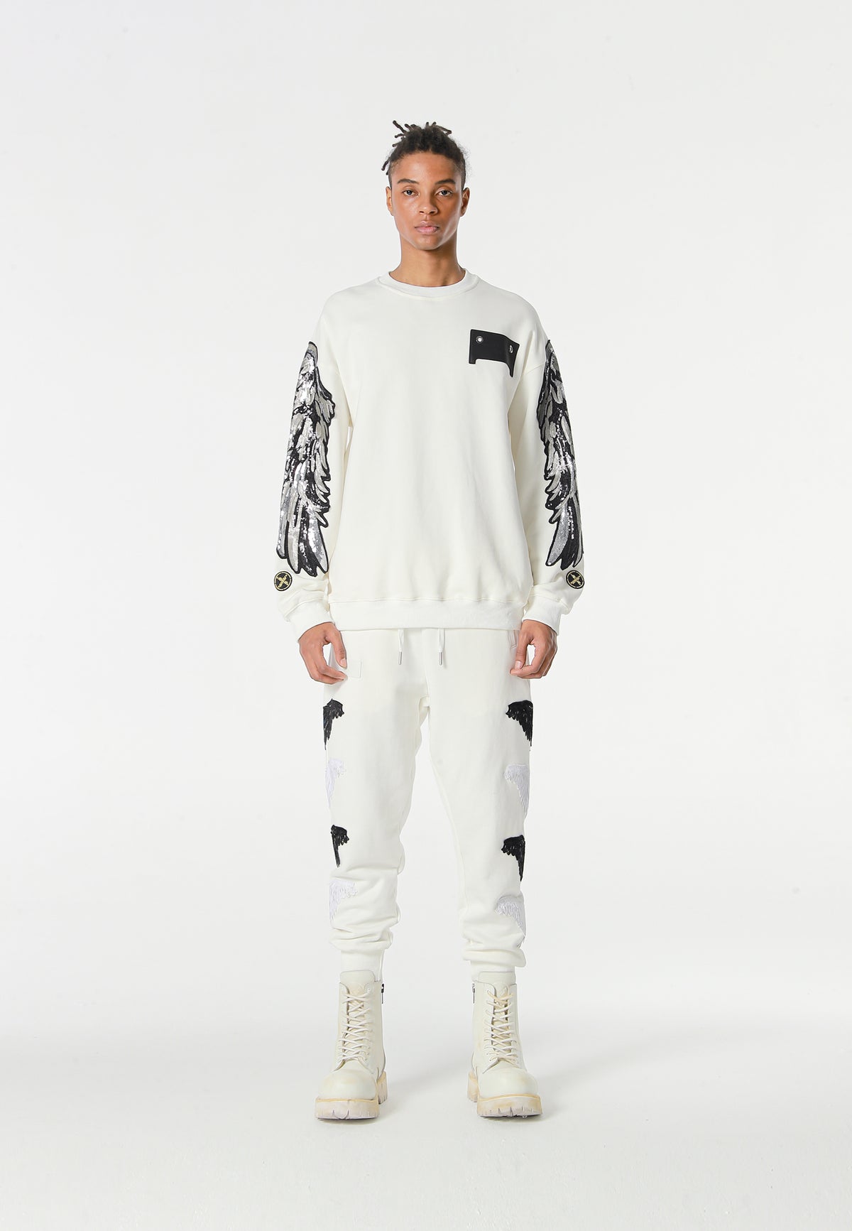 Sudadera Wings de corte relajado con alas de tachuelas en hombros y mangas | MWM [PS_COLORS:WHITE]