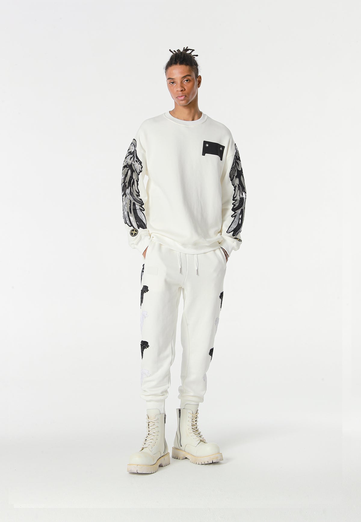 Sudadera Wings de corte relajado con alas de tachuelas en hombros y mangas | MWM [PS_COLORS:WHITE]