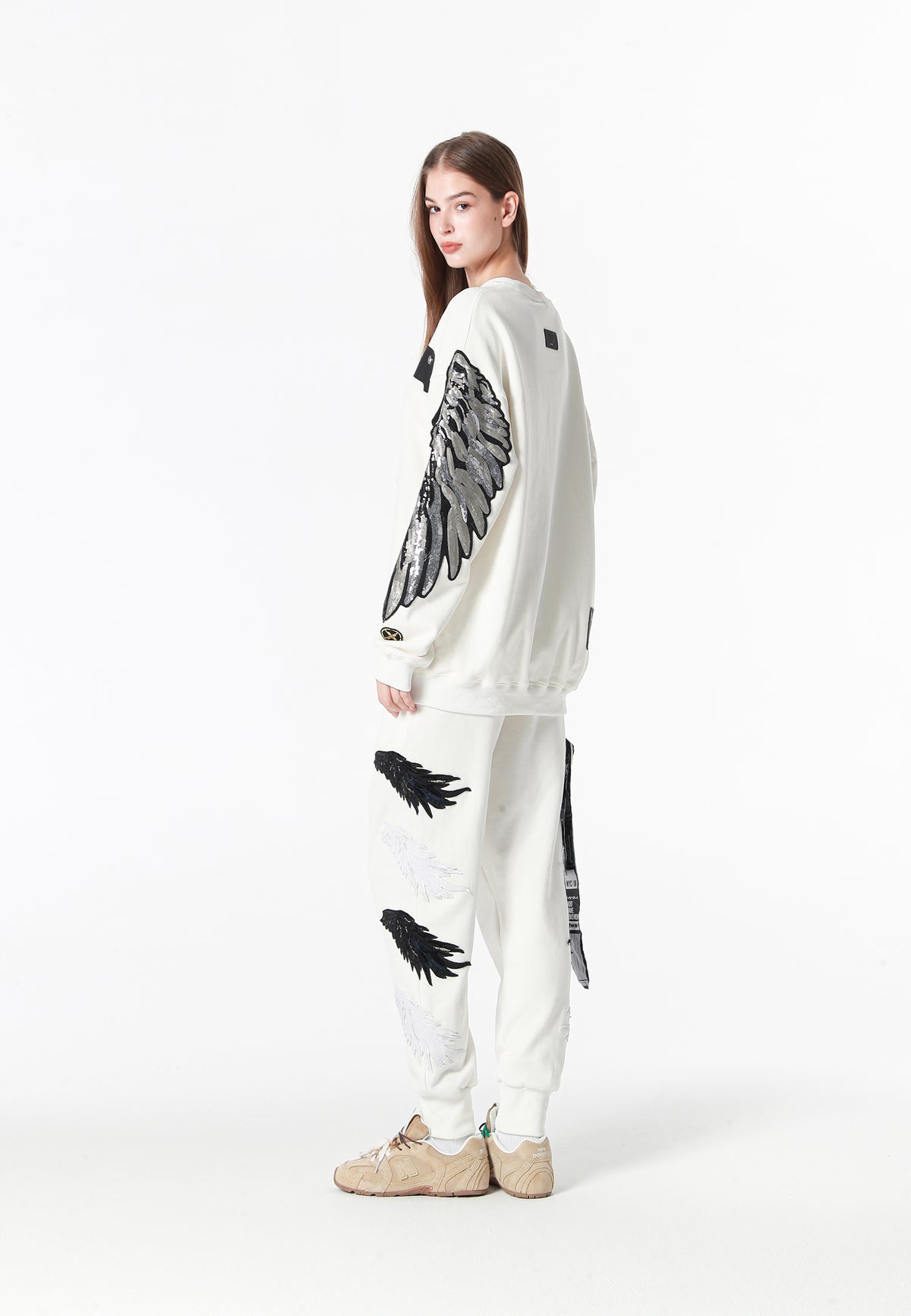 Sudadera Wings de corte relajado con alas de tachuelas en hombros y mangas | MWM [PS_COLORS:WHITE]