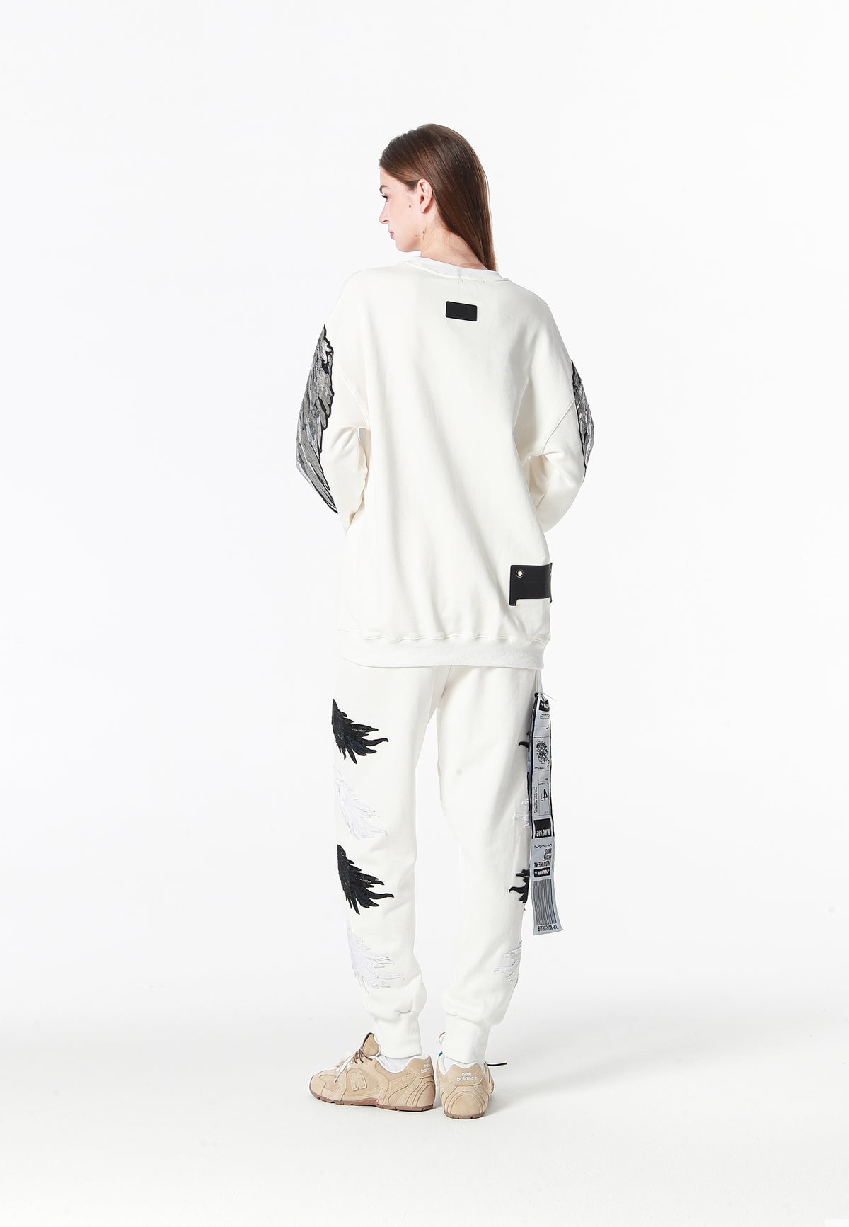 Sudadera Wings de corte relajado con alas de tachuelas en hombros y mangas | MWM [PS_COLORS:WHITE]