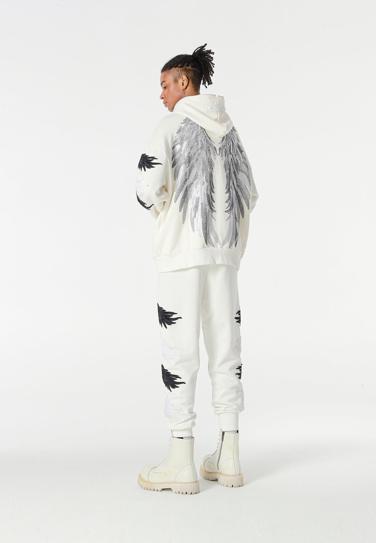 Sudadera con capucha Wings de corte relajado con Mini Wings en mangas y alas de strass en la espalda | MWM [PS_COLORS:WHITE]