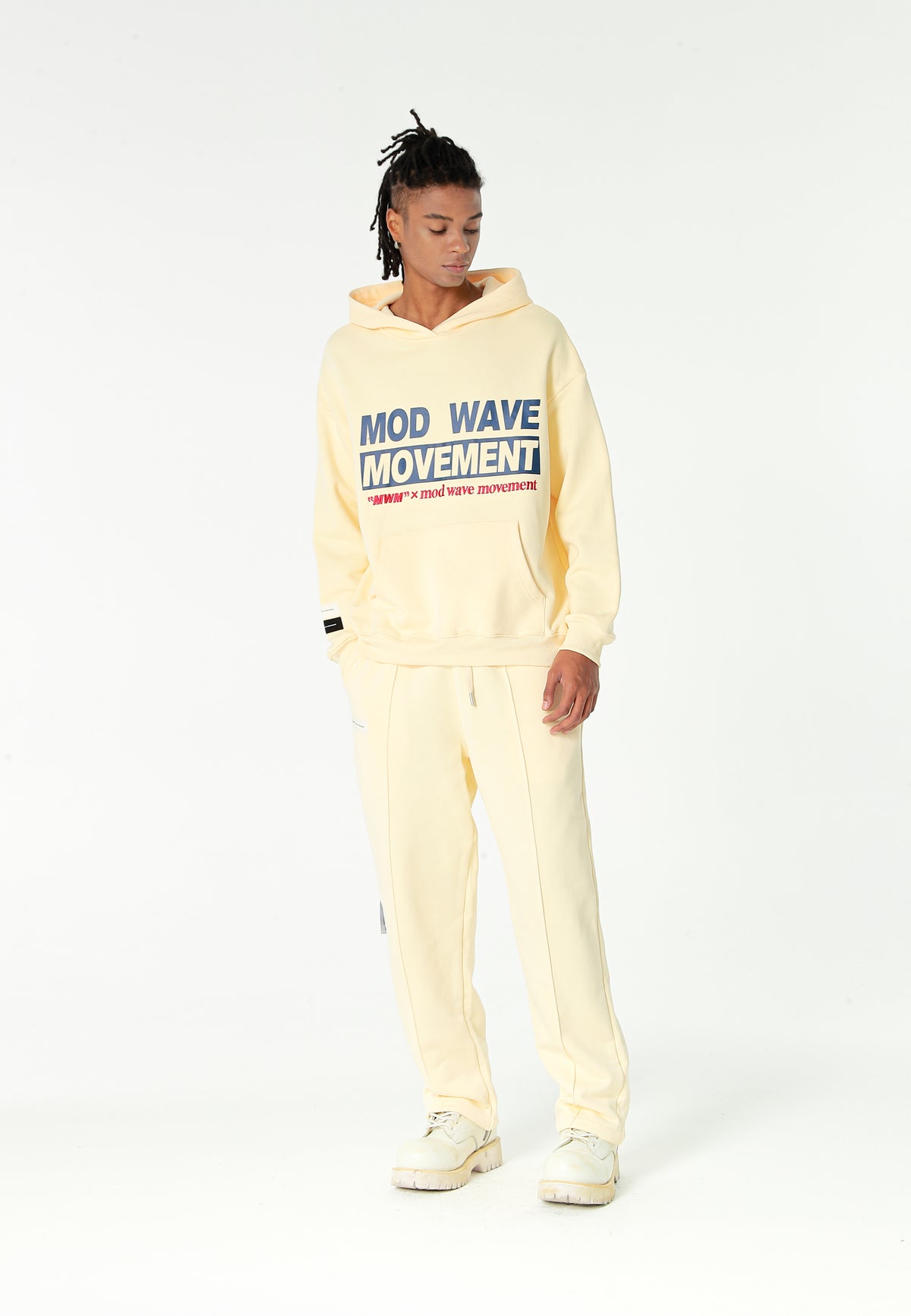 Sudadera con capucha TEDDY de corte regular con bordado frontal y print Streetwear Dog en la espalda | MWM [PS_COLORS:ECRU]
