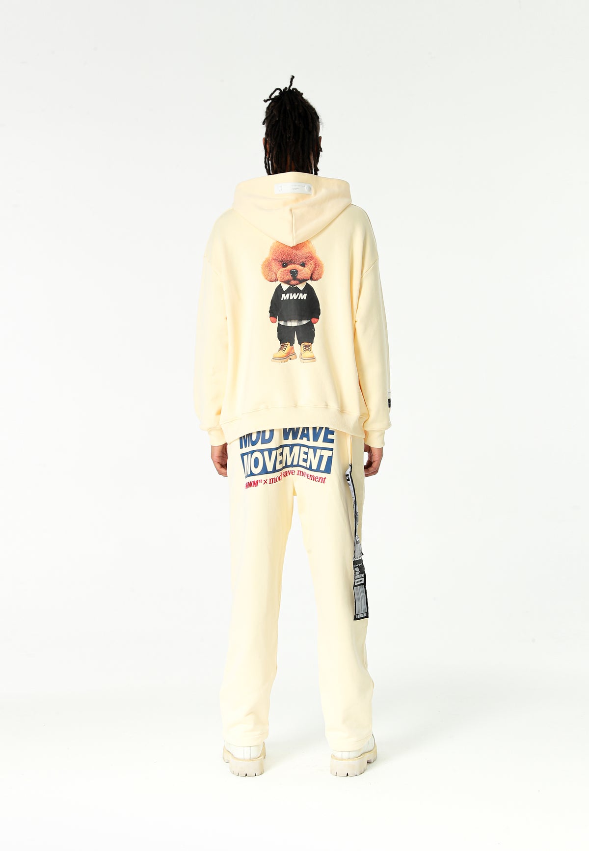 Sudadera con capucha TEDDY de corte regular con bordado frontal y print Streetwear Dog en la espalda | MWM [PS_COLORS:ECRU]