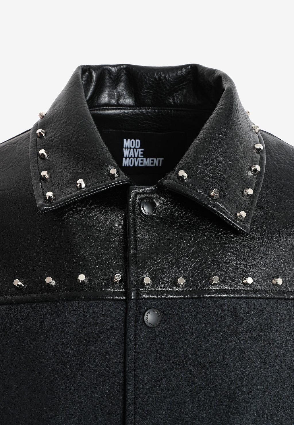 Chaqueta bomber de corte regular efecto piel con tachuelas metálicas y puños dobles | MWM [PS_COLORS:BLACK]