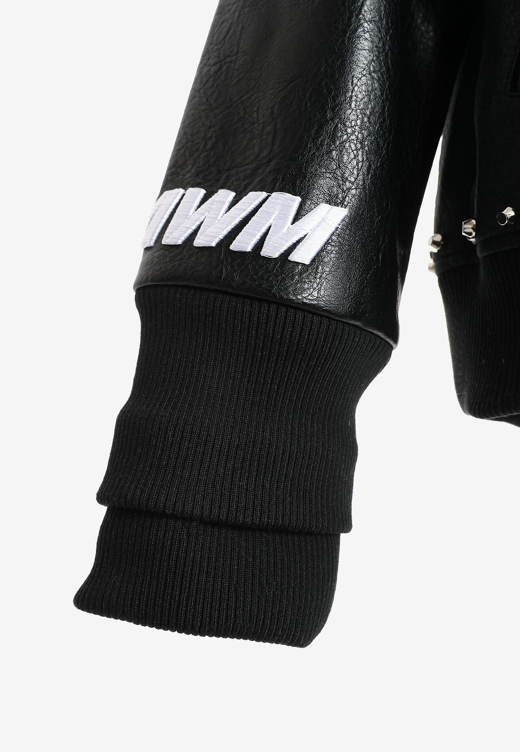 Chaqueta bomber de corte regular efecto piel con tachuelas metálicas y puños dobles | MWM [PS_COLORS:BLACK]