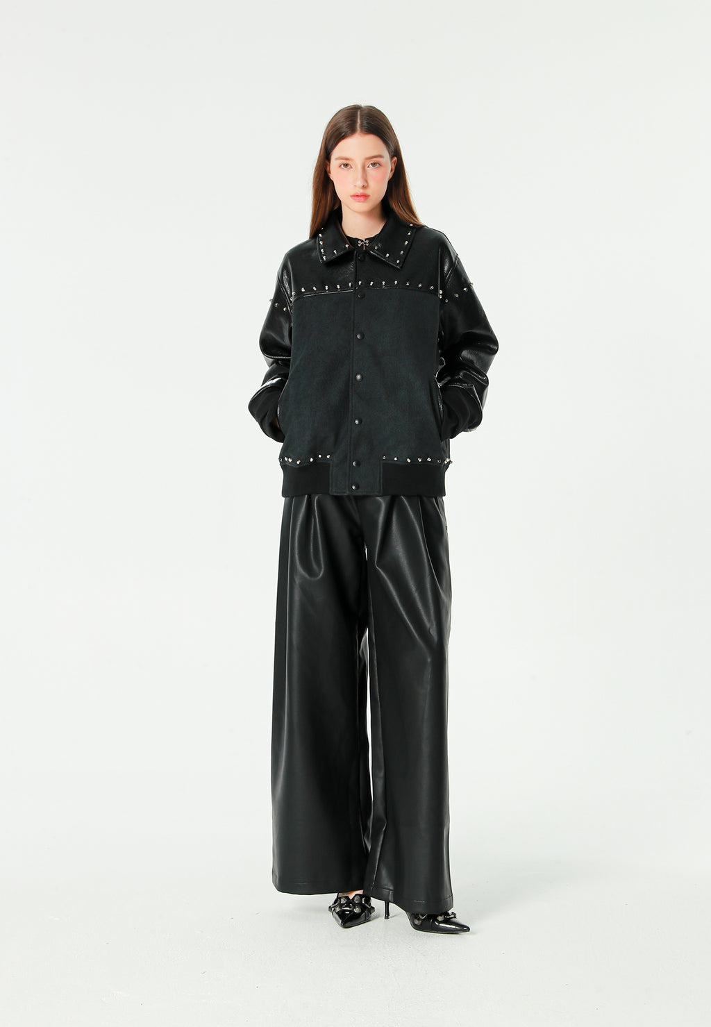 Chaqueta bomber de corte regular efecto piel con tachuelas metálicas y puños dobles | MWM [PS_COLORS:BLACK]