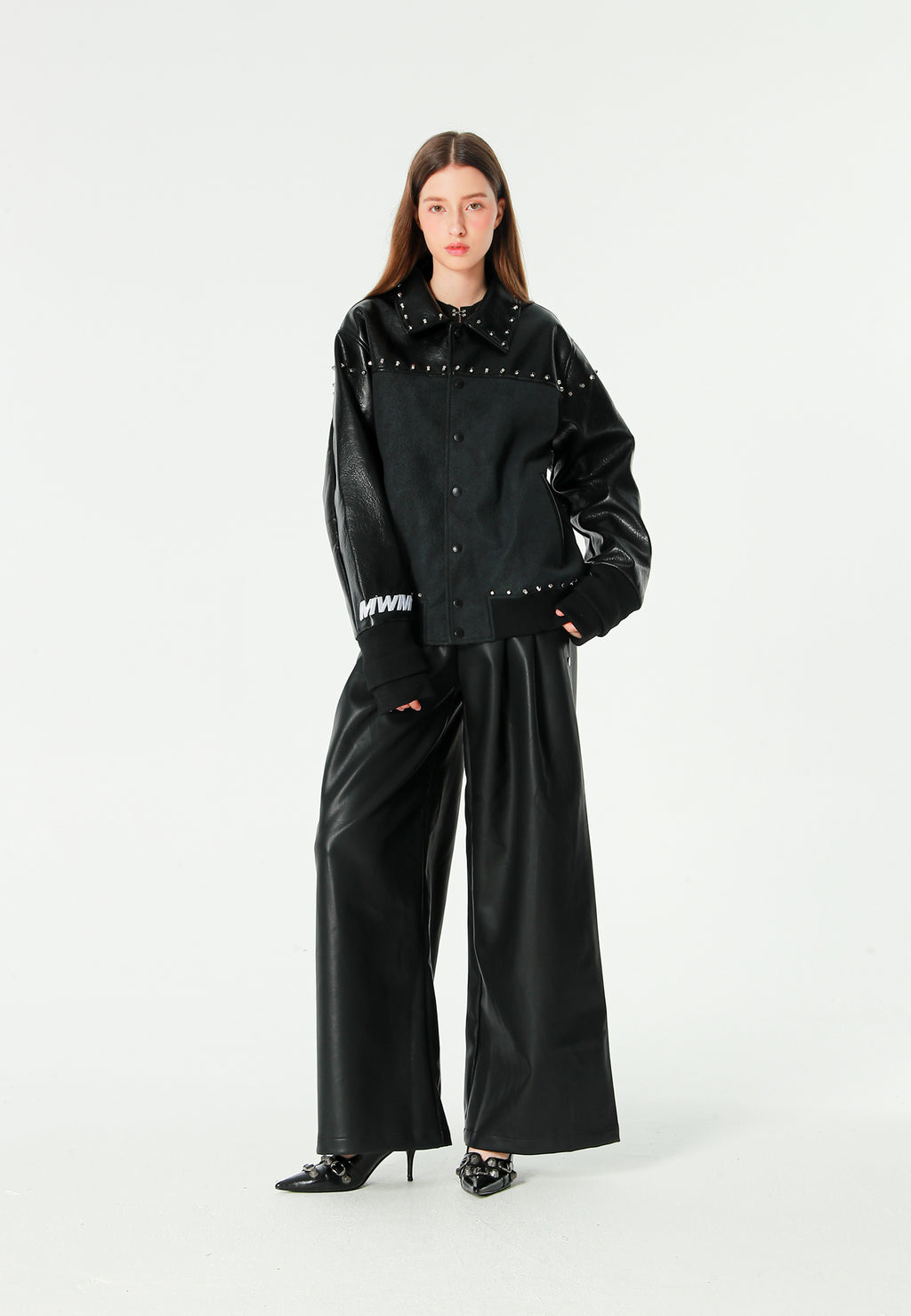 Chaqueta bomber de corte regular efecto piel con tachuelas metálicas y puños dobles | MWM [PS_COLORS:BLACK]