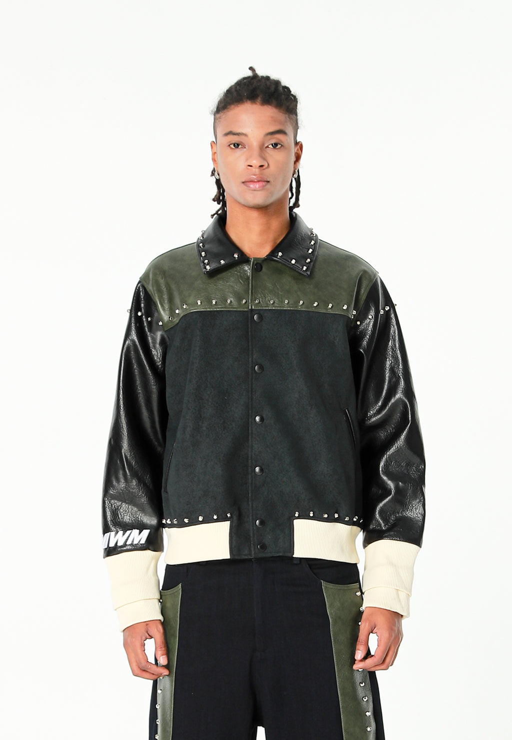 Chaqueta bomber de corte regular efecto piel con tachuelas metálicas y puños dobles | MWM [PS_COLORS:GREEN/BLAC]