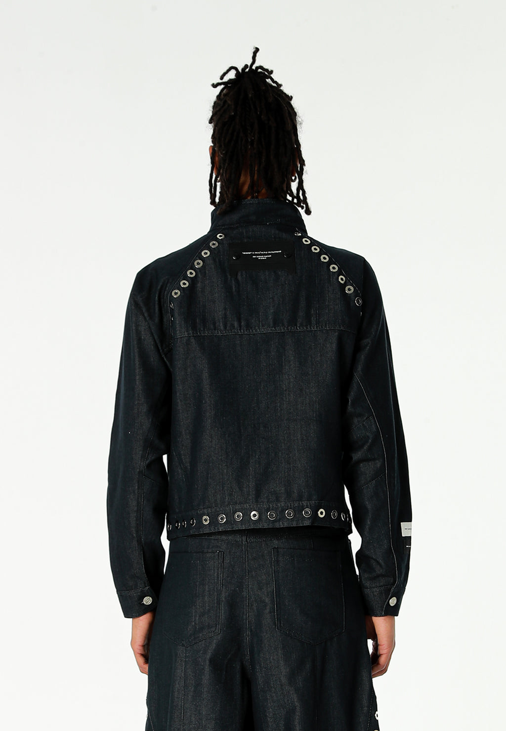 Chaqueta vaquera corta de corte regular con paneles asimétricos y tachuelas caladas | MWM [PS_COLORS:BLUE]