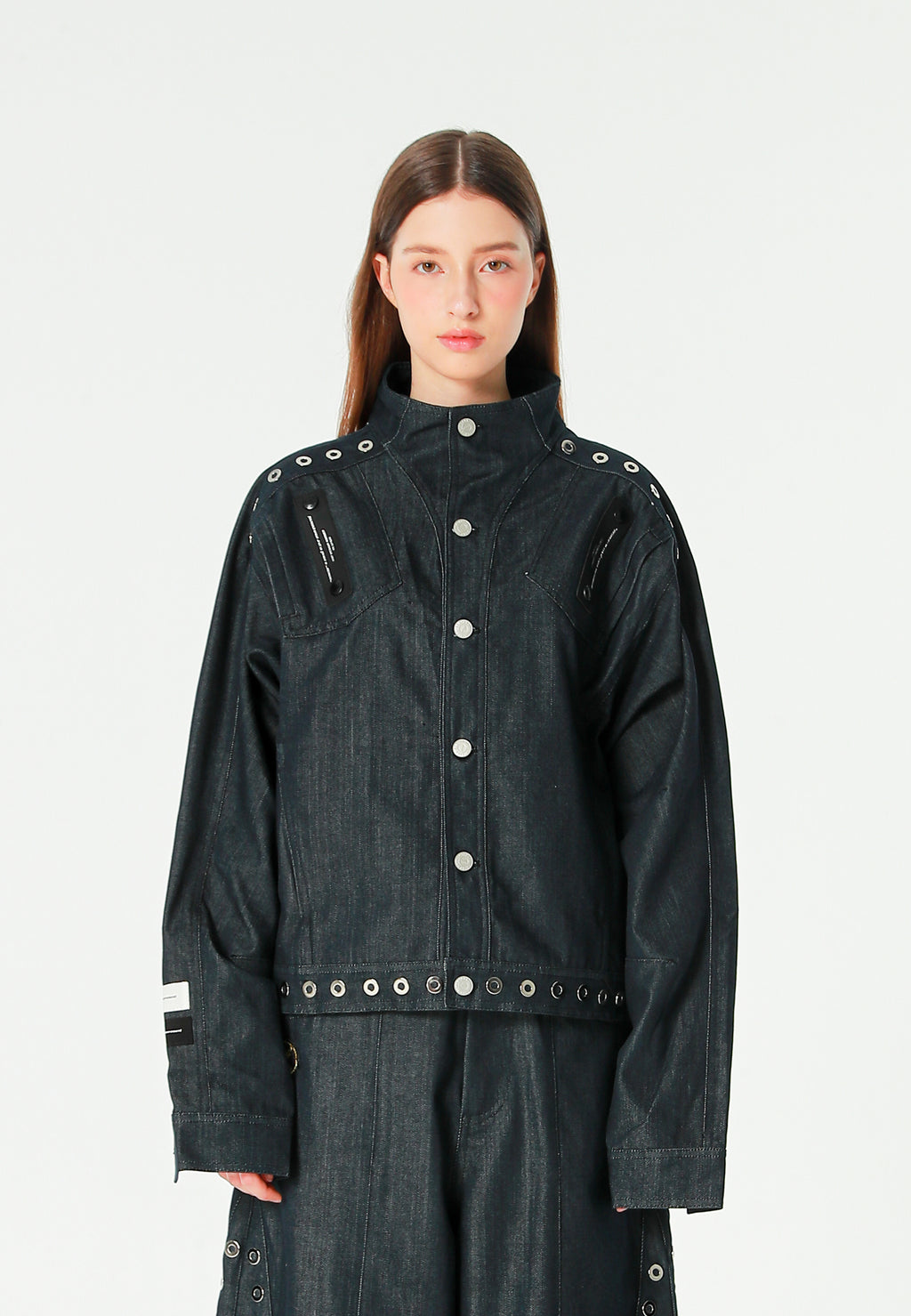 Chaqueta vaquera corta de corte regular con paneles asimétricos y tachuelas caladas | MWM [PS_COLORS:BLUE]