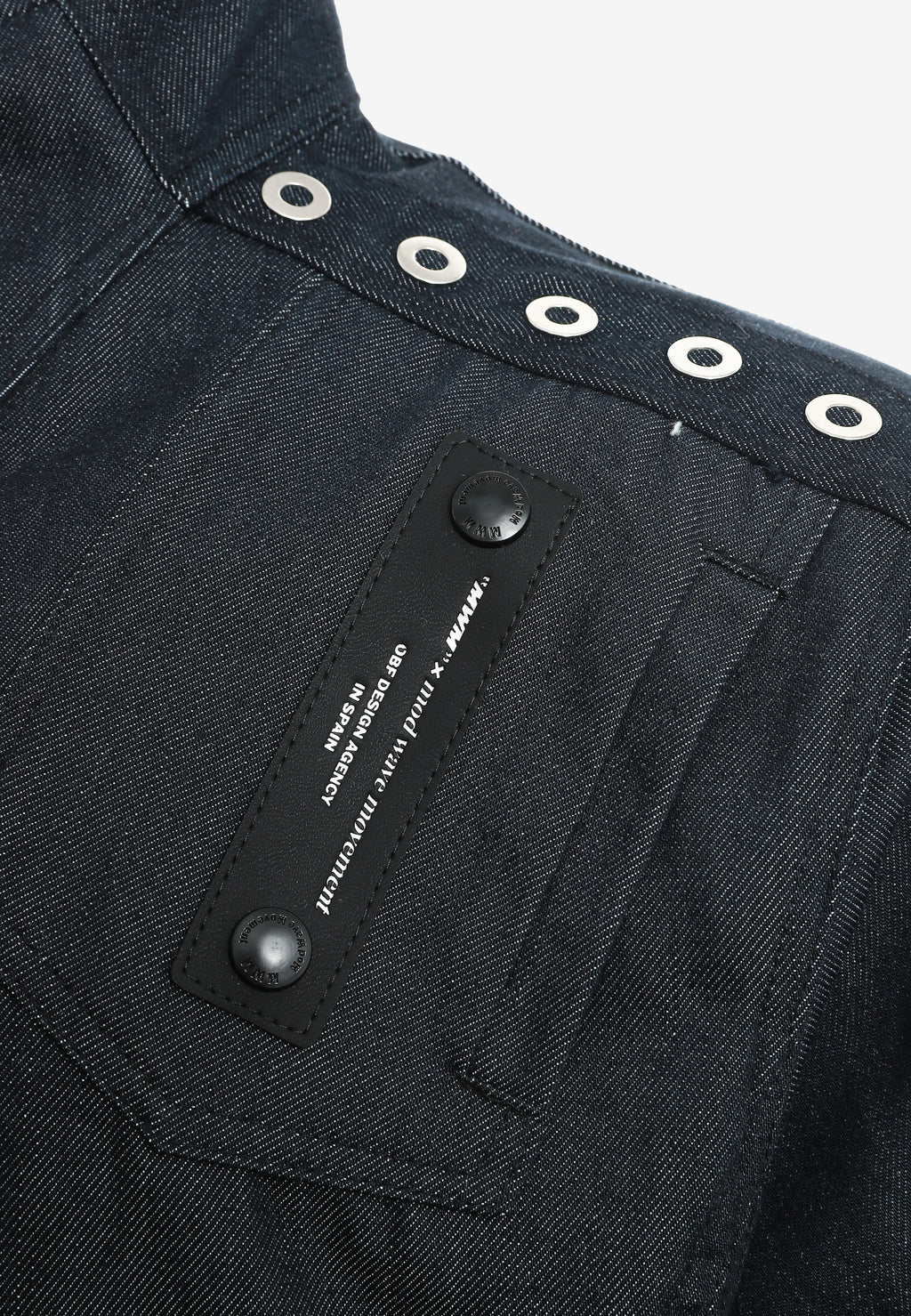 Chaqueta vaquera corta de corte regular con paneles asimétricos y tachuelas caladas | MWM [PS_COLORS:BLUE]