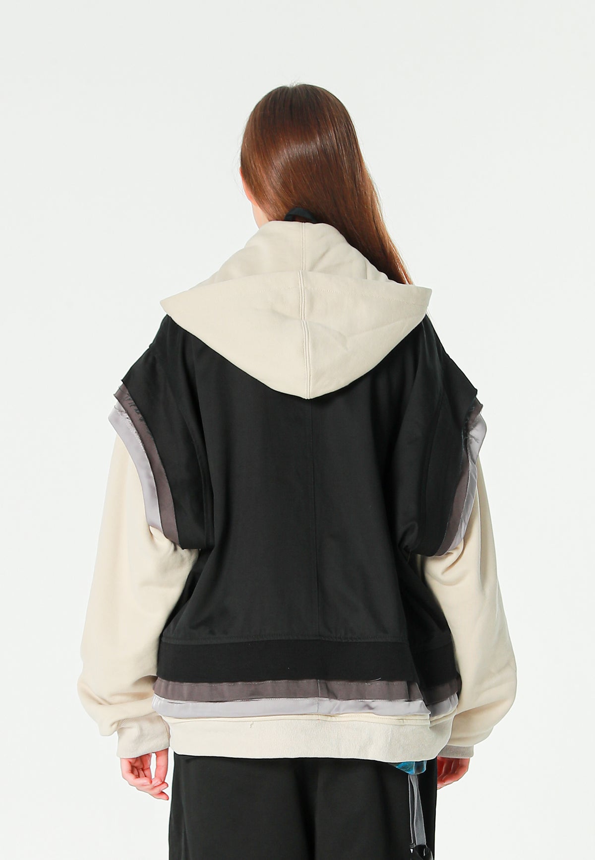 Chaqueta multicapa con capucha, cremallera y paneles superpuestos | MWM [PS_COLORS:BLACK]