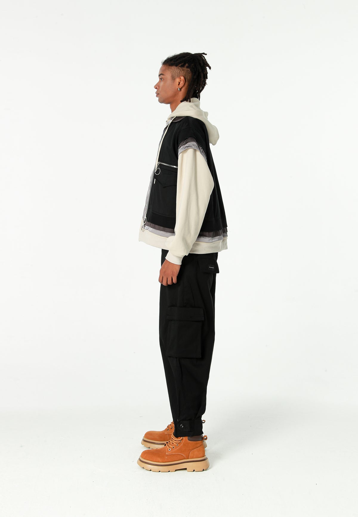 Chaqueta multicapa con capucha, cremallera y paneles superpuestos | MWM [PS_COLORS:BLACK]