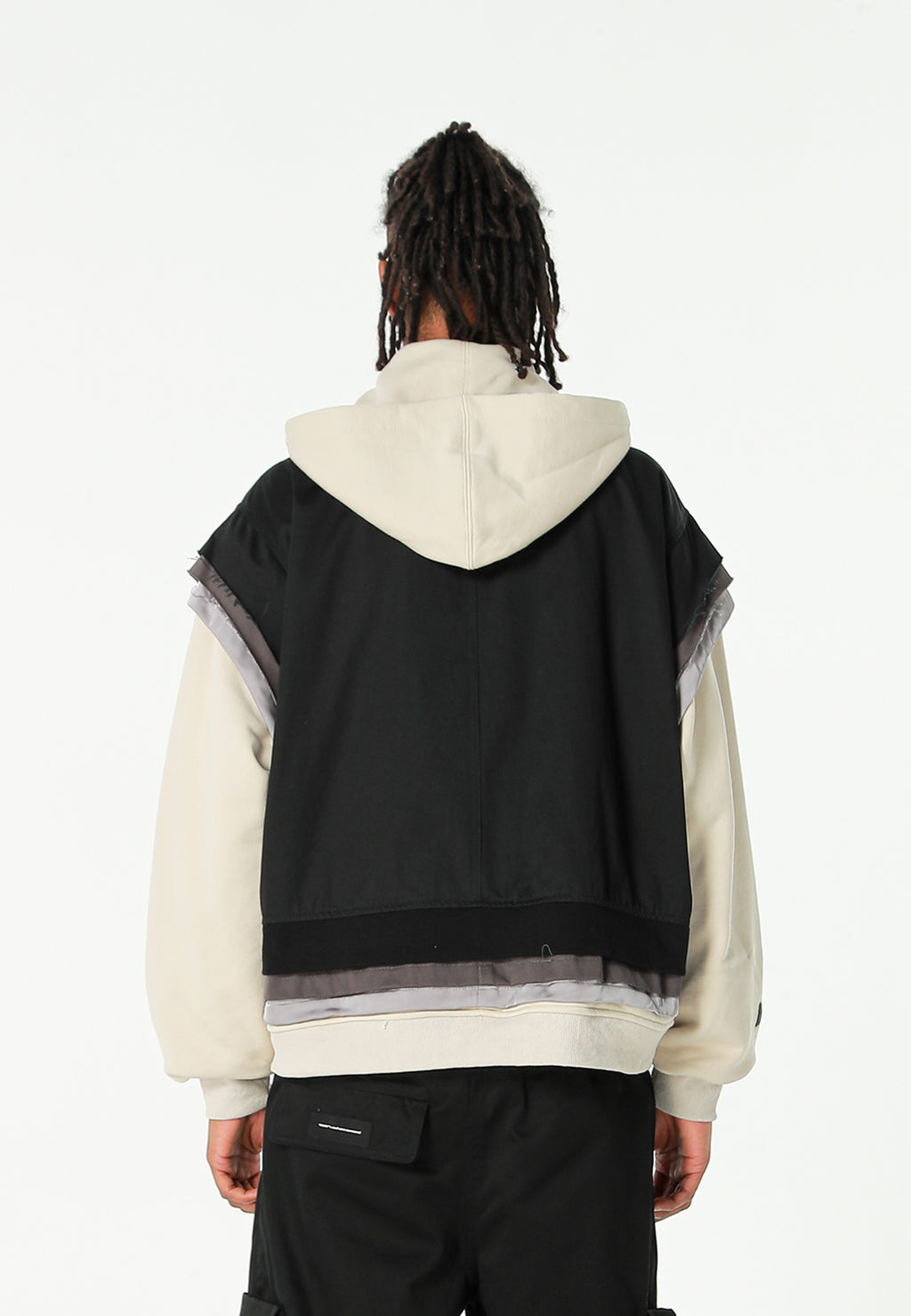 Chaqueta multicapa con capucha, cremallera y paneles superpuestos | MWM [PS_COLORS:BLACK]