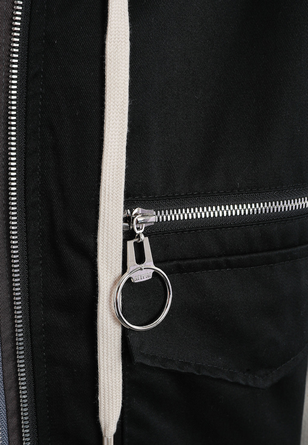 Chaqueta multicapa con capucha, cremallera y paneles superpuestos | MWM [PS_COLORS:BLACK]