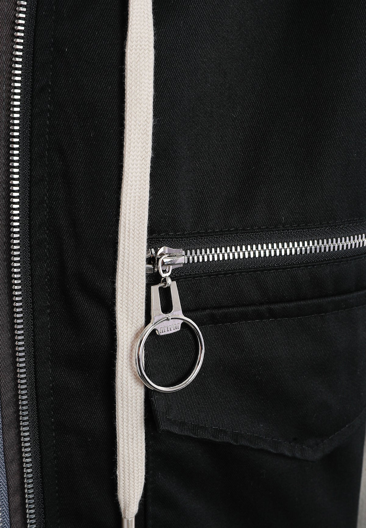 Chaqueta multicapa con capucha, cremallera y paneles superpuestos | MWM [PS_COLORS:BLACK]