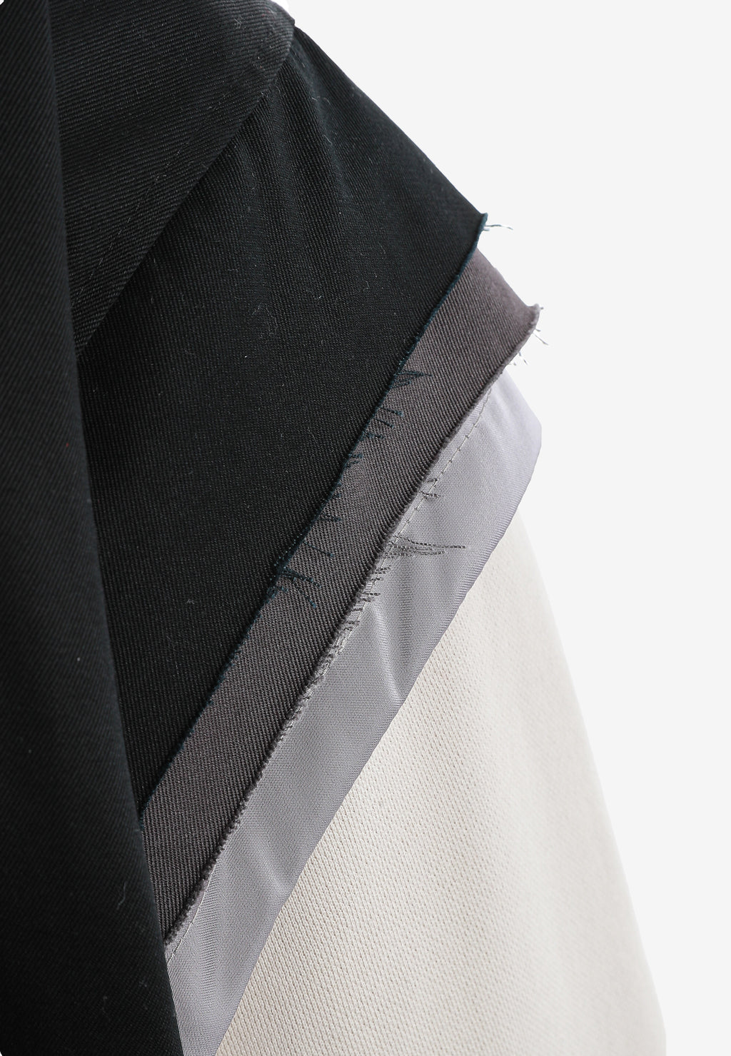 Chaqueta multicapa con capucha, cremallera y paneles superpuestos | MWM [PS_COLORS:BLACK]