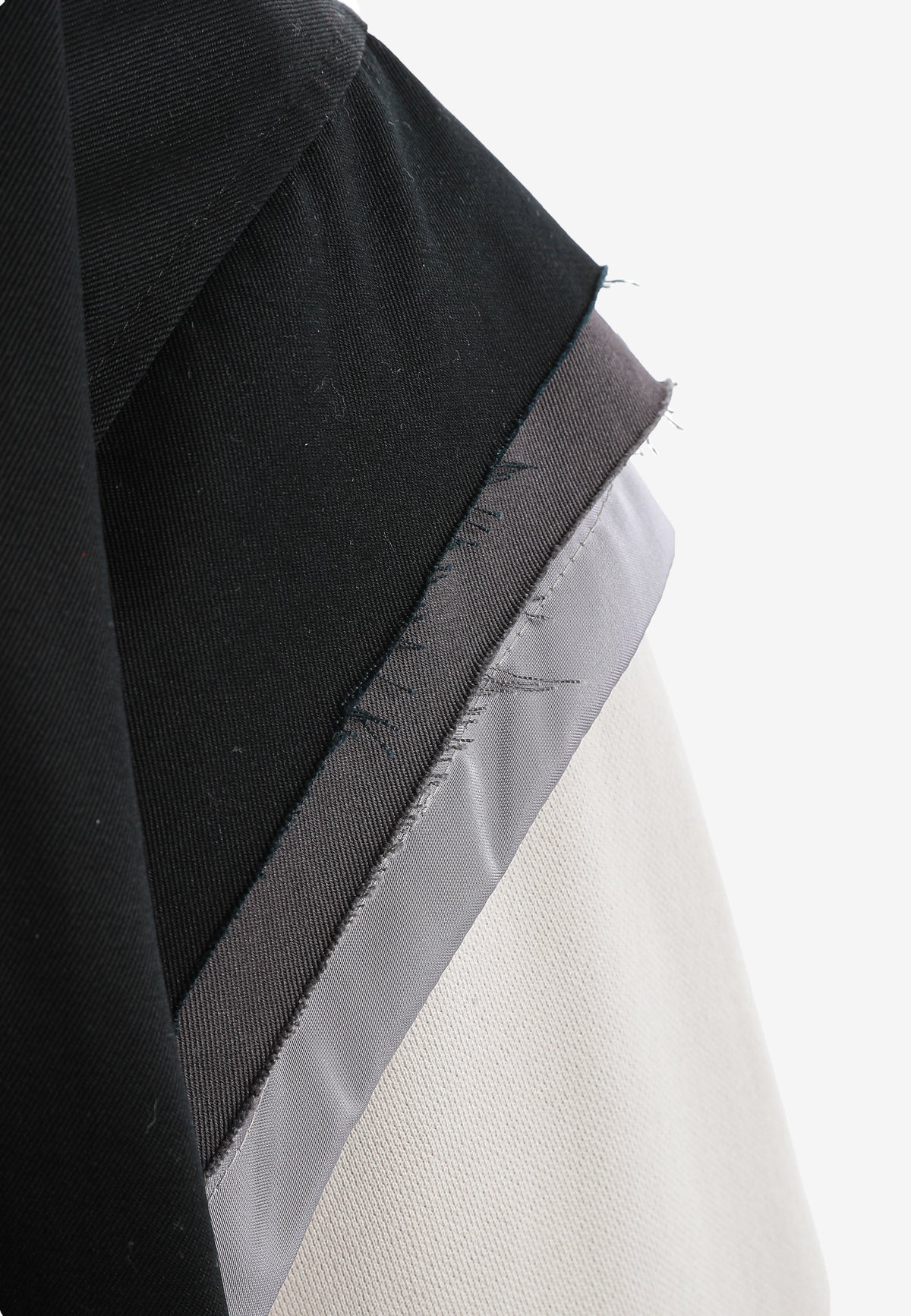 Chaqueta multicapa con capucha, cremallera y paneles superpuestos | MWM [PS_COLORS:BLACK]