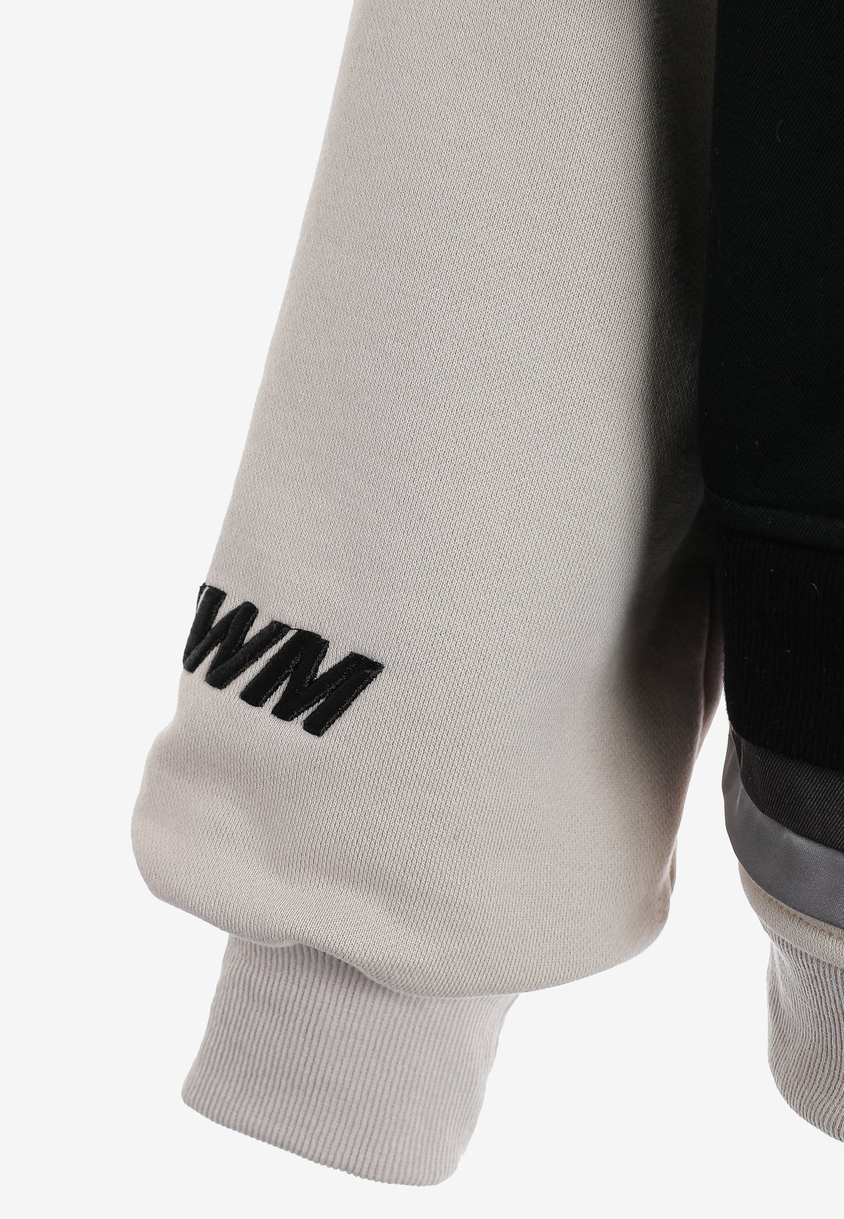 Chaqueta multicapa con capucha, cremallera y paneles superpuestos | MWM [PS_COLORS:BLACK]