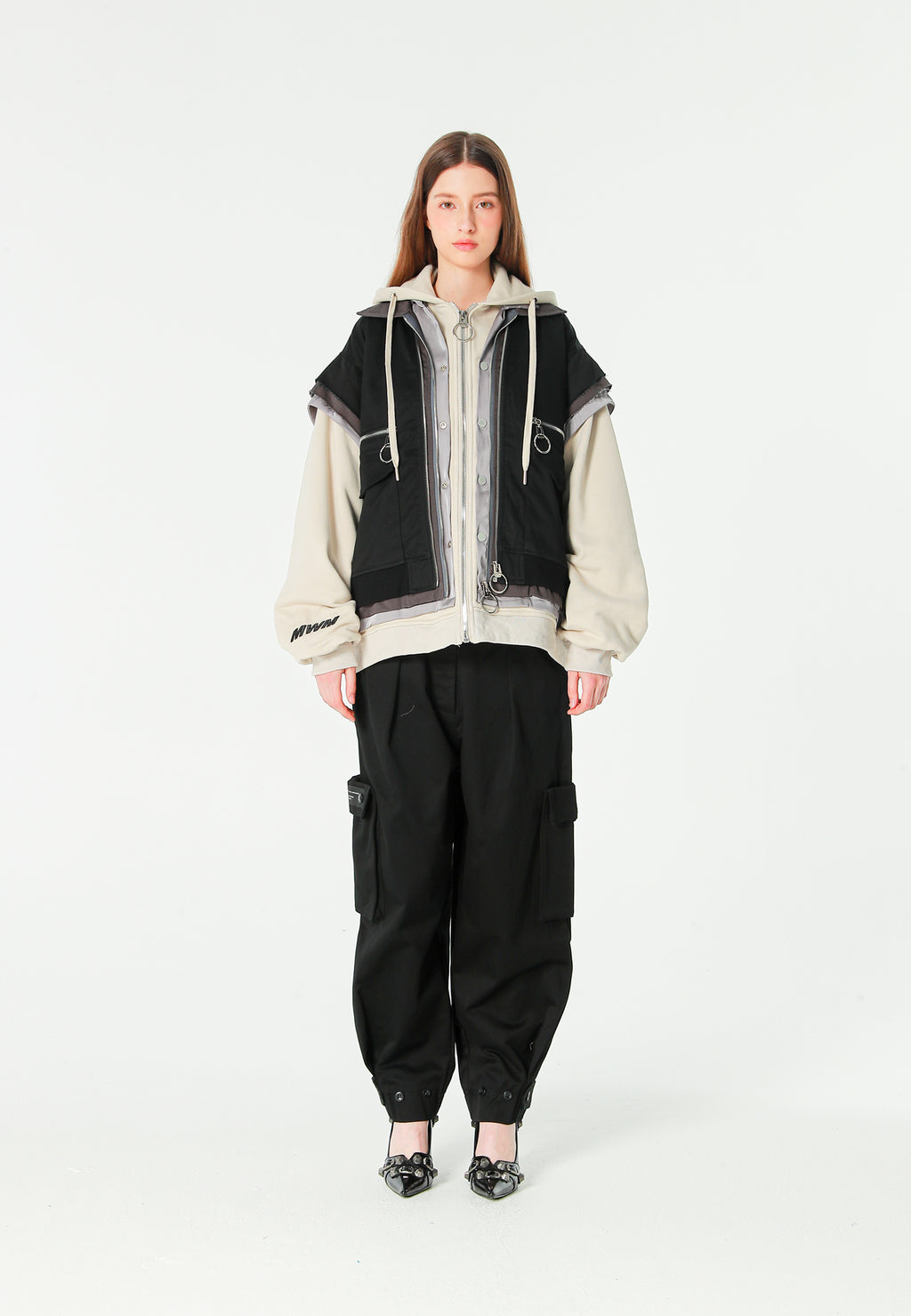 Chaqueta multicapa con capucha, cremallera y paneles superpuestos | MWM [PS_COLORS:BLACK]