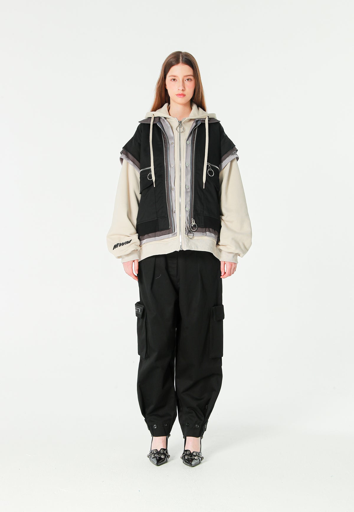 Chaqueta multicapa con capucha, cremallera y paneles superpuestos | MWM [PS_COLORS:BLACK]