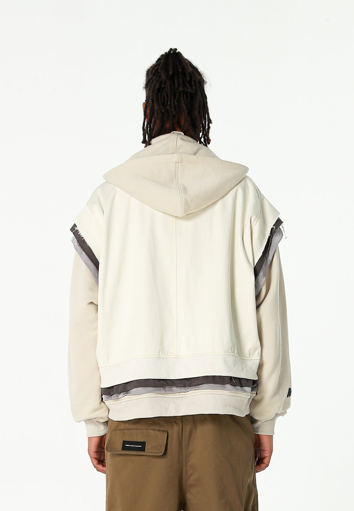 Chaqueta multicapa con capucha, cremallera y paneles superpuestos | MWM [PS_COLORS:ECRU]
