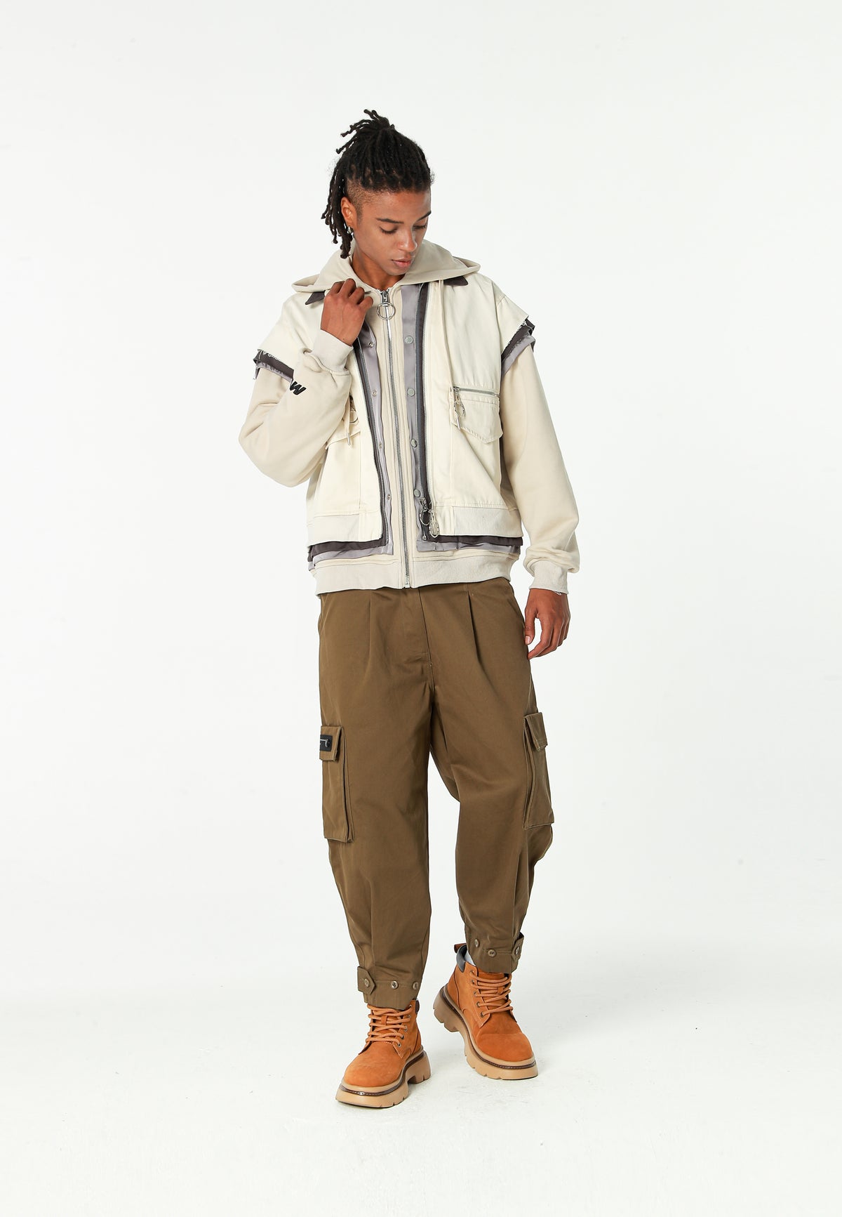 Chaqueta multicapa con capucha, cremallera y paneles superpuestos | MWM [PS_COLORS:ECRU]