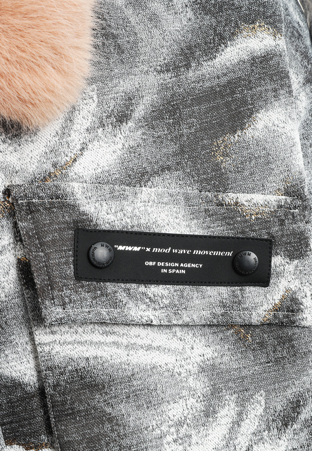 Chaqueta de mujer jacquard de chenilla con brillo, cuello y puños de pelo | MWM [PS_COLORS:GREY]