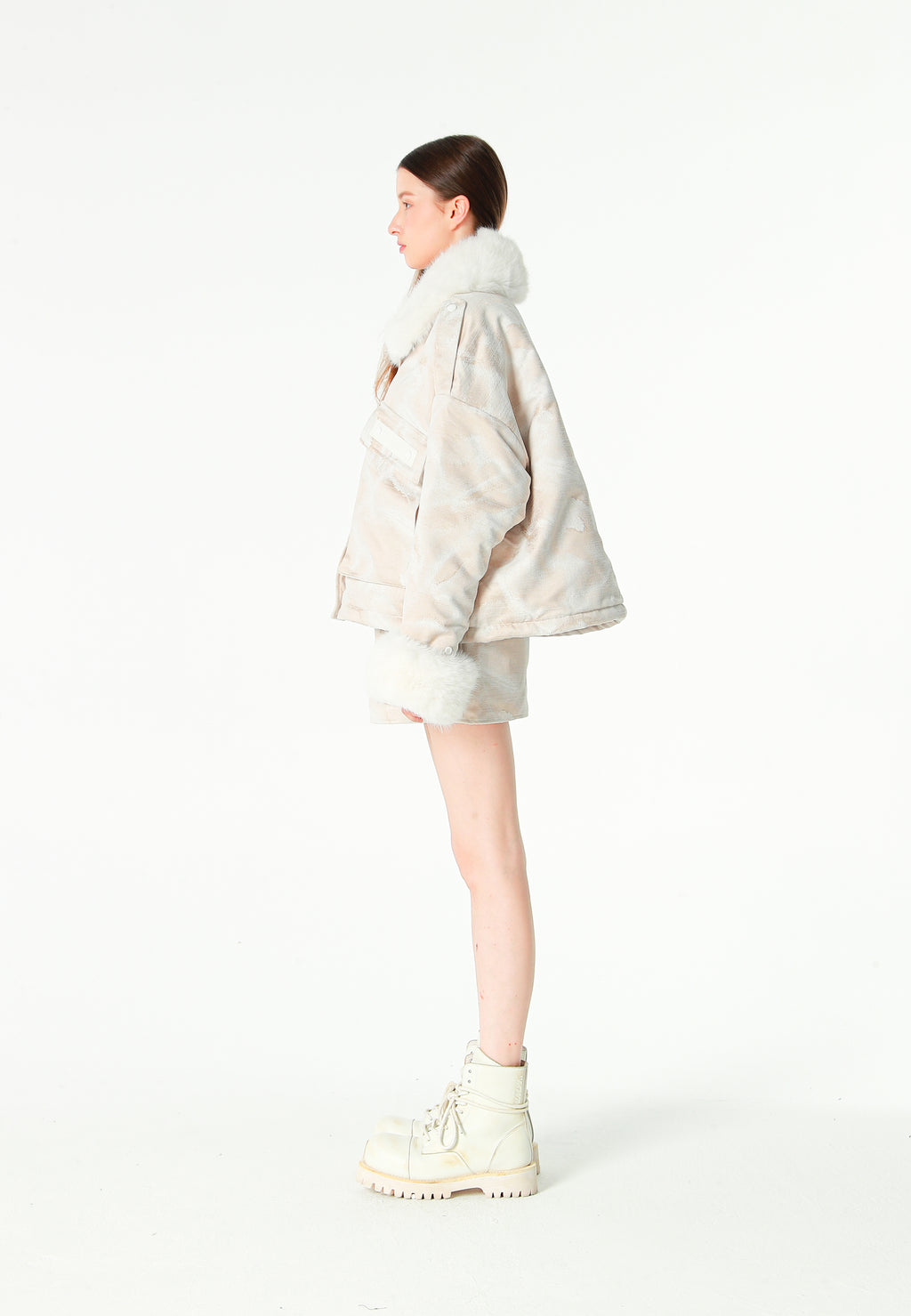 Chaqueta de mujer jacquard de chenilla con brillo, cuello y puños de pelo | MWM [PS_COLORS:IVORY]