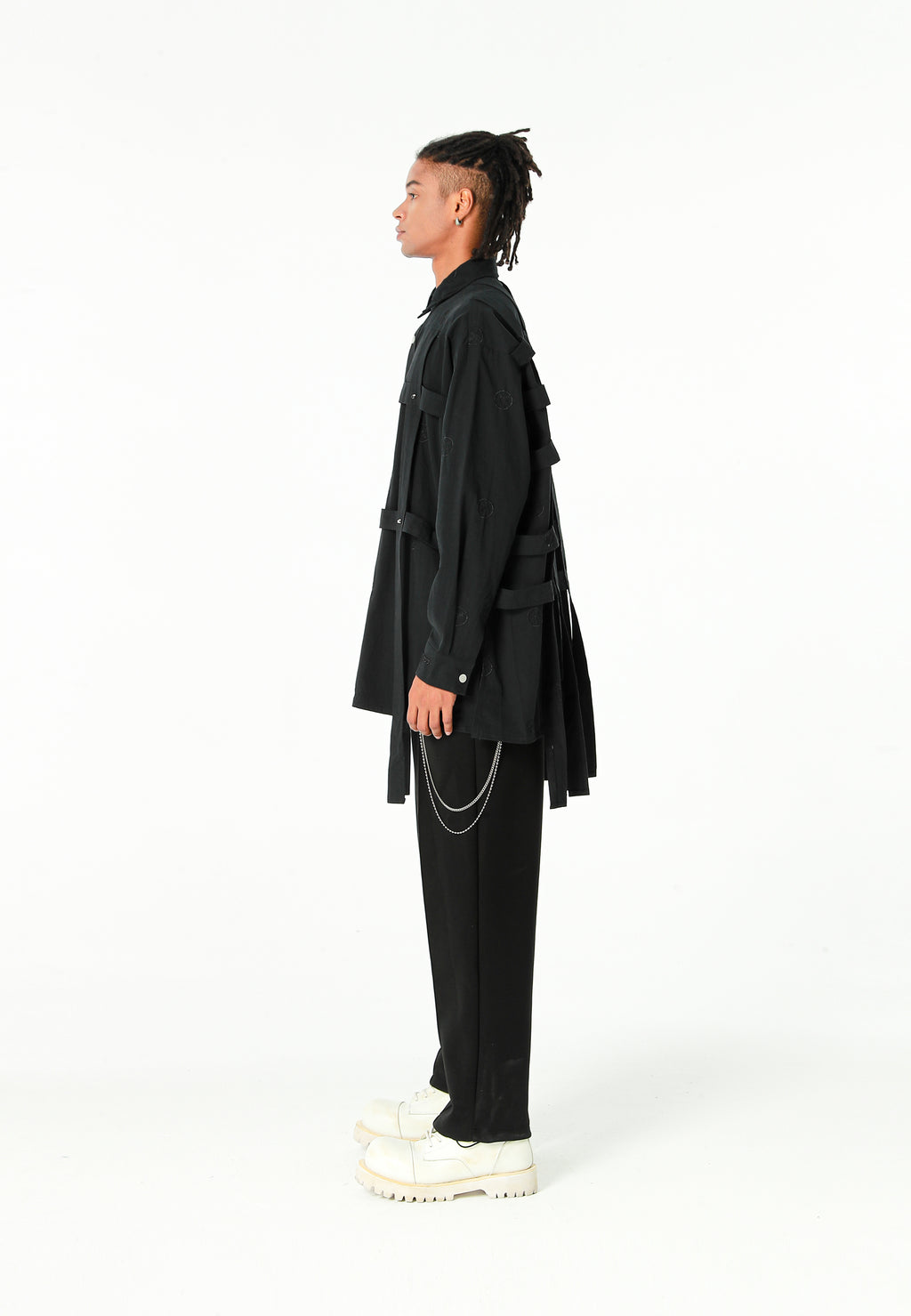 Camisa oversize con diseño entrelazado y motivo circular bordado | MWM [PS_COLORS:BLACK]
