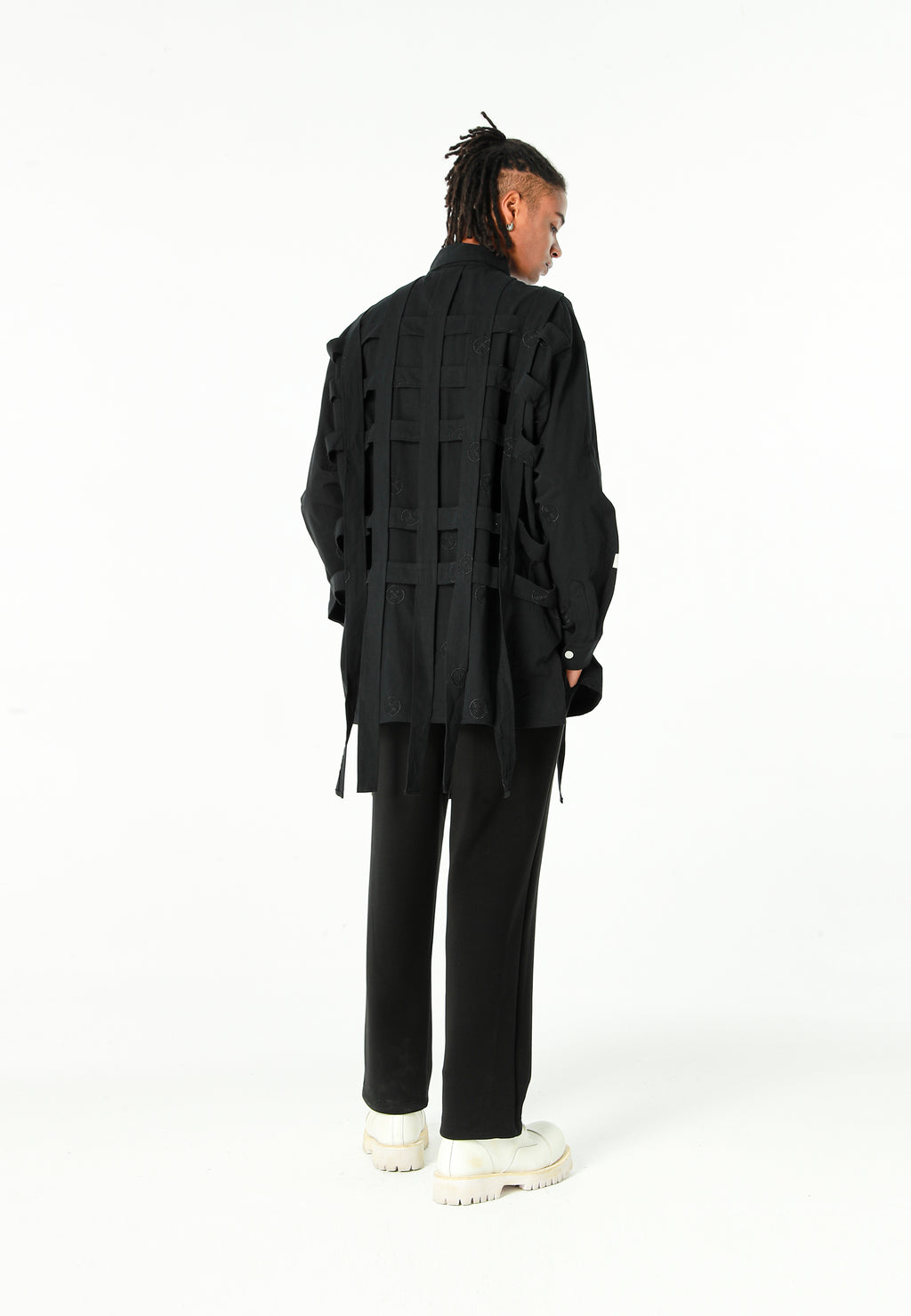 Camisa oversize con diseño entrelazado y motivo circular bordado | MWM [PS_COLORS:BLACK]